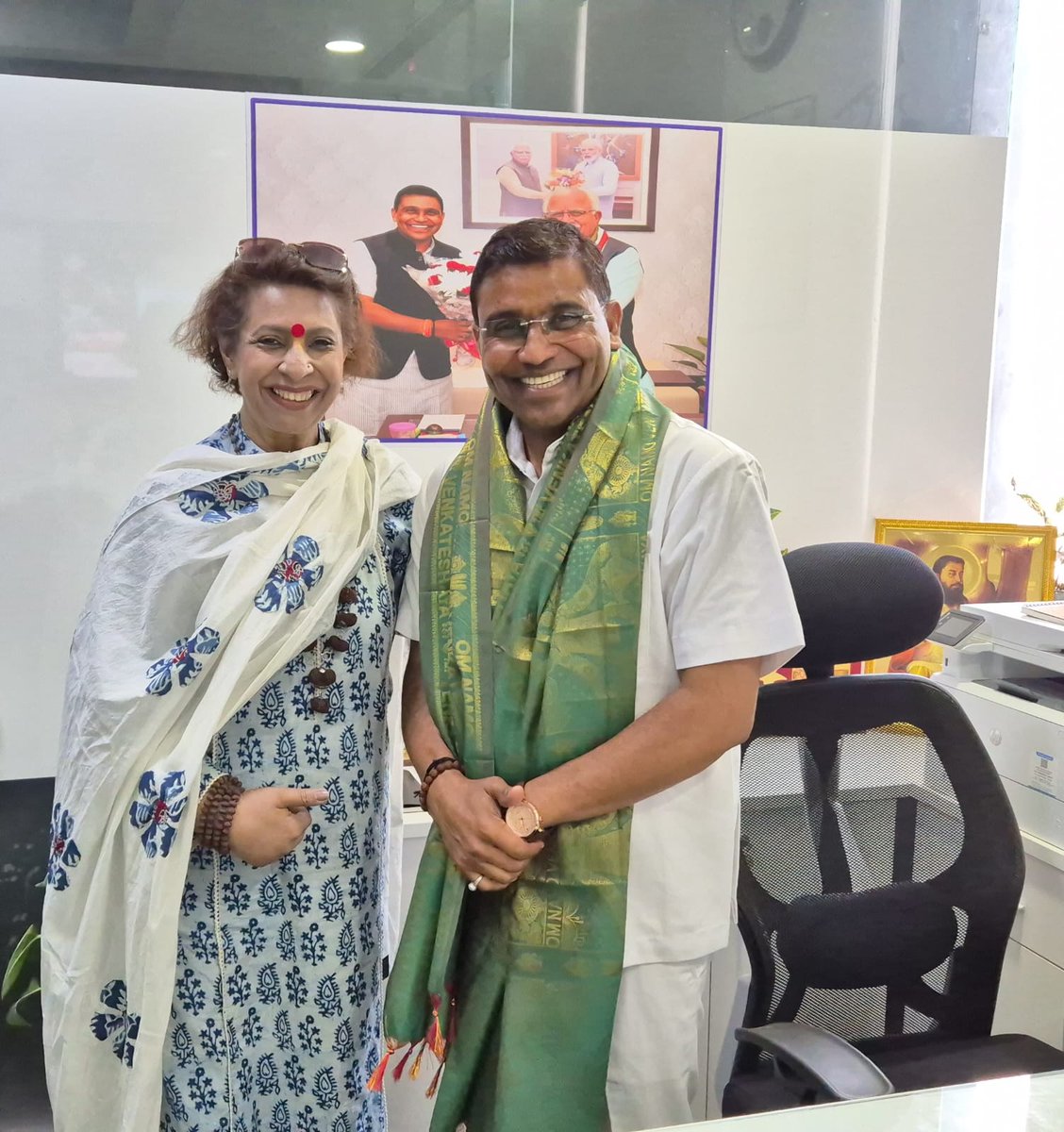 sudeshKataria23's tweet photo. आज दिल्ली स्थित कार्यालय में आकर हरियाणा राज्य महिला आयोग की चेयरपर्सन श्रीमती रेणु भाटिया जी ने शिष्टाचार भेंट की। इस अवसर पर राज्य में महिलाओं की सुरक्षा, अधिकारों की रक्षा, सशक्तिकरण तथा जागरूकता से जुड़े विविध पहलुओं पर सार्थक संवाद हुआ। श्रीमती भाटिया द्वारा आयोग द्वारा किए जा रहे कार्यों की जानकारी साझा की गई, वहीं महिलाओं को न्याय दिलाने की दिशा में तेज़ और प्रभावी कार्रवाई पर भी बल दिया गया। बैठक सौहार्दपूर्ण वातावरण में सम्पन्न हुई और महिलाओं के सर्वांगीण विकास हेतु निरंतर सहयोग एवं समन्वय बनाए रखने का संकल्प दोहराया गया।