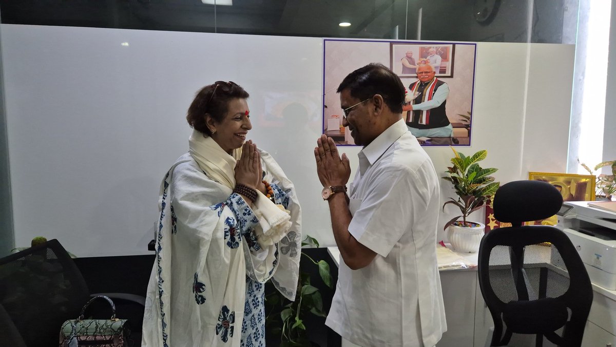 sudeshKataria23's tweet photo. आज दिल्ली स्थित कार्यालय में आकर हरियाणा राज्य महिला आयोग की चेयरपर्सन श्रीमती रेणु भाटिया जी ने शिष्टाचार भेंट की। इस अवसर पर राज्य में महिलाओं की सुरक्षा, अधिकारों की रक्षा, सशक्तिकरण तथा जागरूकता से जुड़े विविध पहलुओं पर सार्थक संवाद हुआ। श्रीमती भाटिया द्वारा आयोग द्वारा किए जा रहे कार्यों की जानकारी साझा की गई, वहीं महिलाओं को न्याय दिलाने की दिशा में तेज़ और प्रभावी कार्रवाई पर भी बल दिया गया। बैठक सौहार्दपूर्ण वातावरण में सम्पन्न हुई और महिलाओं के सर्वांगीण विकास हेतु निरंतर सहयोग एवं समन्वय बनाए रखने का संकल्प दोहराया गया।