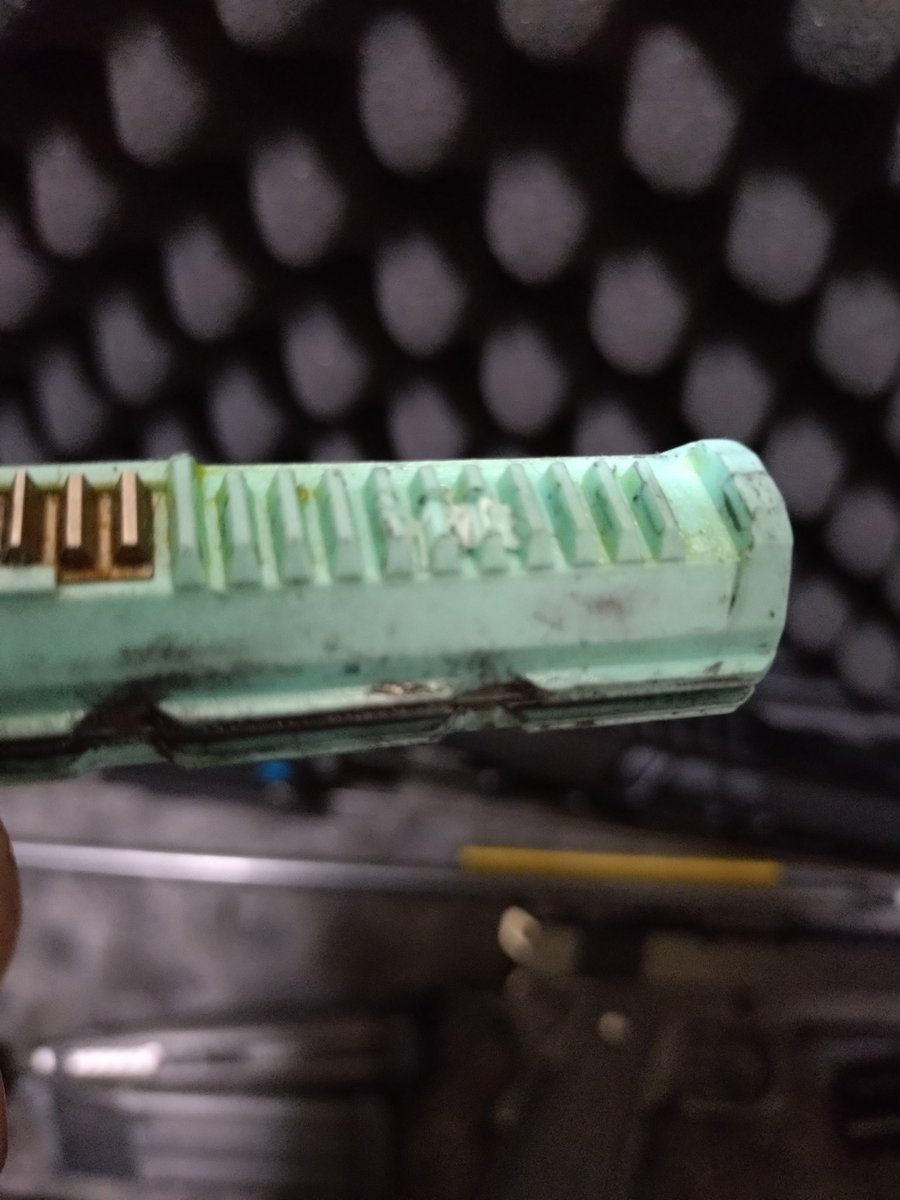 昨日壊れたメイン機の修理。
原因は弾づまりからのピスクラ。
またパッキン巻きこみか？と思ったらバレル内で弾づまり。
弾を出したら…ゴミが弾とバレルの間に挟まってました😑
寸法的に合うピストンが無いため、加工しまくって修理完了👍
#弾づまり　#ピスクラ　#電動ガン　#もう壊れないでくれ