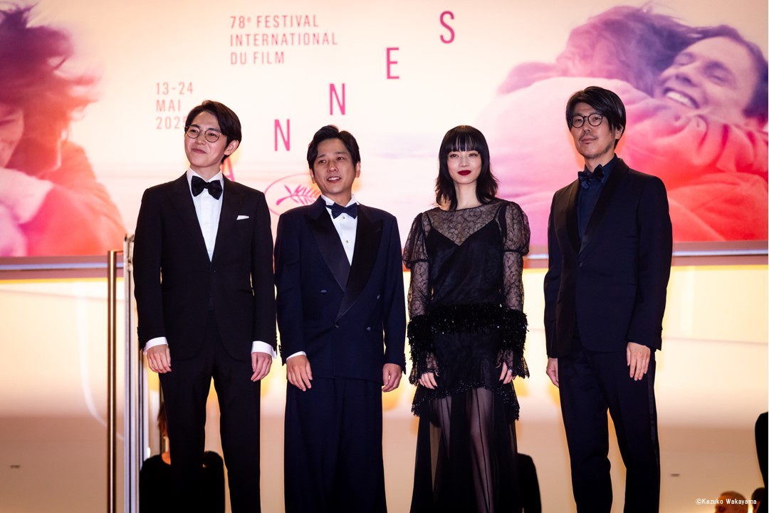 toho_movie's tweet photo. ／
　#二宮和也 #小松菜奈
カンヌ・レッドカーペットデビュー！
＼

🎬8月29日(金)公開
映画『#８番出口』

二宮和也と小松菜奈、
川村元気監督、脚本家の平瀬謙太朗が
レッドカーペットに登場！

《二宮和也コメント》
『８番出口』に携わる方々の喜ぶ姿が見られたのは嬉しかったです。作品を通して考えたことや、演じる上で、台本に書いてあることを立体化することに時間がかかったり、色々なことがありましたが、周りの皆さんの顔を見ていると頑張ってよかったなと思います。とにかく今夜はお祭り騒ぎしたいですね！　評判が直にくると思うので、厳しい現実が待っているかもしれませんが、それも含めてみんなでどきどき・そわそわできるのはここでしか味わえない体験だなと思います。

《小松菜奈コメント》
先ほど、ホテルでもいまから映画を観に行きそうな方たちをたくさん見かけて、盛り上がっている雰囲気を肌で感じています。映画『８番出口』がカンヌでスタートを切れる喜びと、この時間を思う存分に楽しみたいという気持ちでいっぱいです。

#カンヌ国際映画祭
@exit8_movie