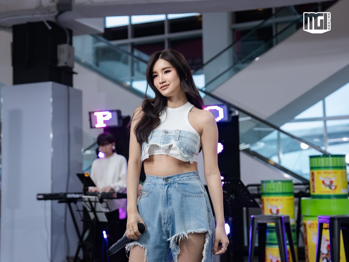 MGIBeyond's tweet photo. ผ่านไปแล้วสำหรับ “ข้าวโพด”
กับ Live Public Session ครั้งแรก พร้อมแขกรับเชิญ “พัดชาพลอย” บริเวณ ลานโปรโมชั่น ชั้น 1 ศูนย์การค้า Union Mall กรุงเทพฯ ที่อบอวลไปด้วยความอบอุ่นและรอยยิ้ม
พร้อมเสียงเพลงละมุนๆ ที่ทำให้ใครหลายคน…เผลอตกหลุมรักเขาเข้าเต็มหัวใจ 🎶🌽
Live Public Session ครั้งต่อไปจะเป็นที่ไหนนั้น รอติดตามกันนะคะ✨
ขอขอบคุณผู้สนับสนุน ยาดมหนุมาน Yadomhanuman
#Khaopoad1stPublicSession
#MGIBeyond