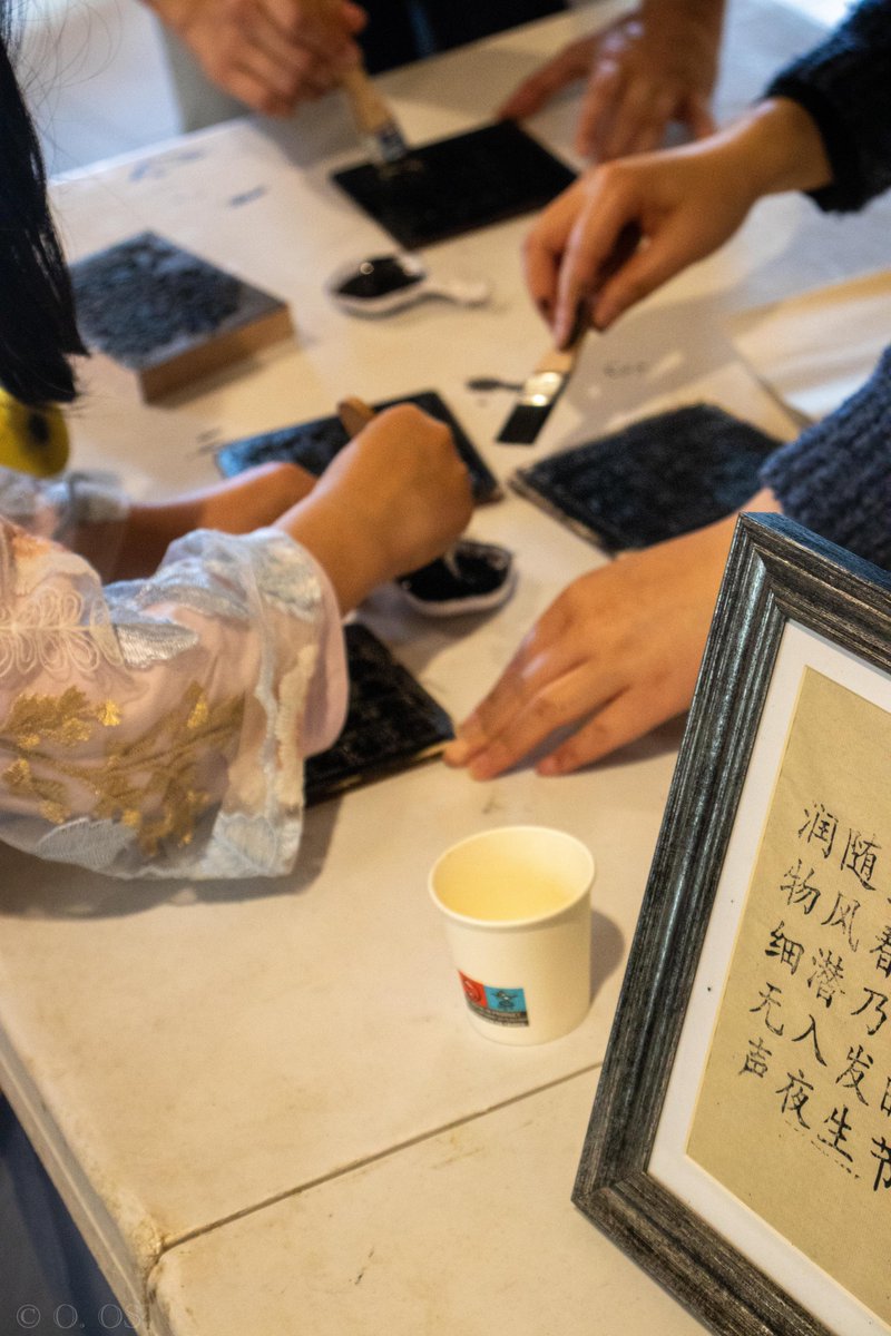 Our teachers had an amazing time celebrating the Dragon Boat Festival with Oxford CSSA on Sunday! 

Calligraphy, brush painting, Chinese tea, Sanxingdui gold-foil fans/masks, Ink printing and more! 🐉

photo credit: /os_phot_os on insta! ✨