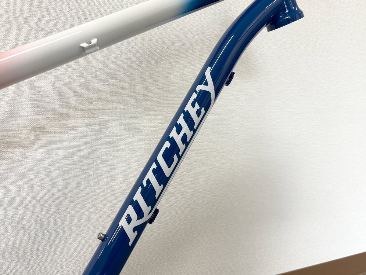 Tokyosanesu's tweet photo. 【新商品入荷のお知らせ】
RITCHEY「P-29er」
究極のクロスカントリー・マウンテンバイク P-29erにチームエディション“トリコロール”カラーモデルが登場。
モダンなXCジオメトリーと相まって、息をのむようなバランスの取れた乗り味を提供します。
#東京サンエス #ritchey #リッチー https://t.co/3IQHVOGCOY