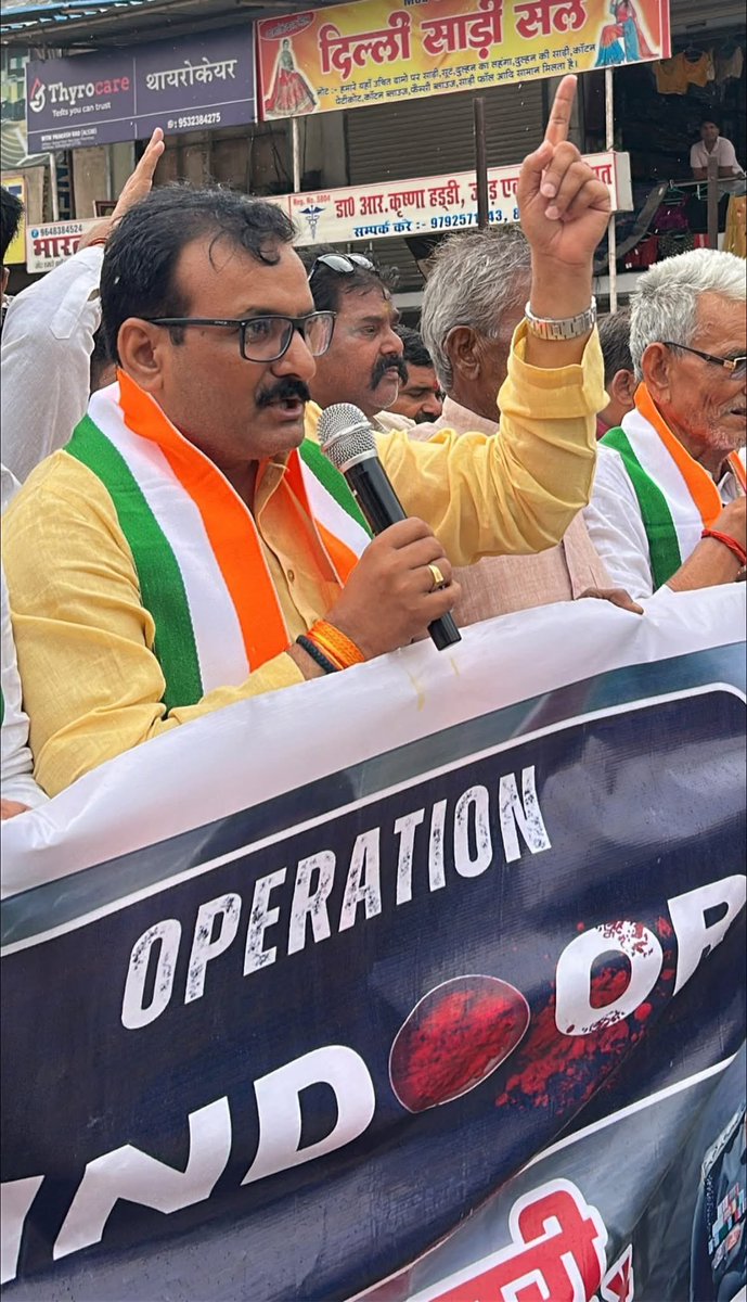 #OperationSindoor में भारत के वीर जवानों के शौर्य की गौरवगाथा को जन-जन तक पहुँचाने हेतु देश भर में #TirangaYatra निकाली जा रही है। इसी क्रम में आज अपने विधान सभा क्षेत्र 305 इटवा,सिद्धार्थनगर की तिरंगा यात्रा में शामिल हुआ ।