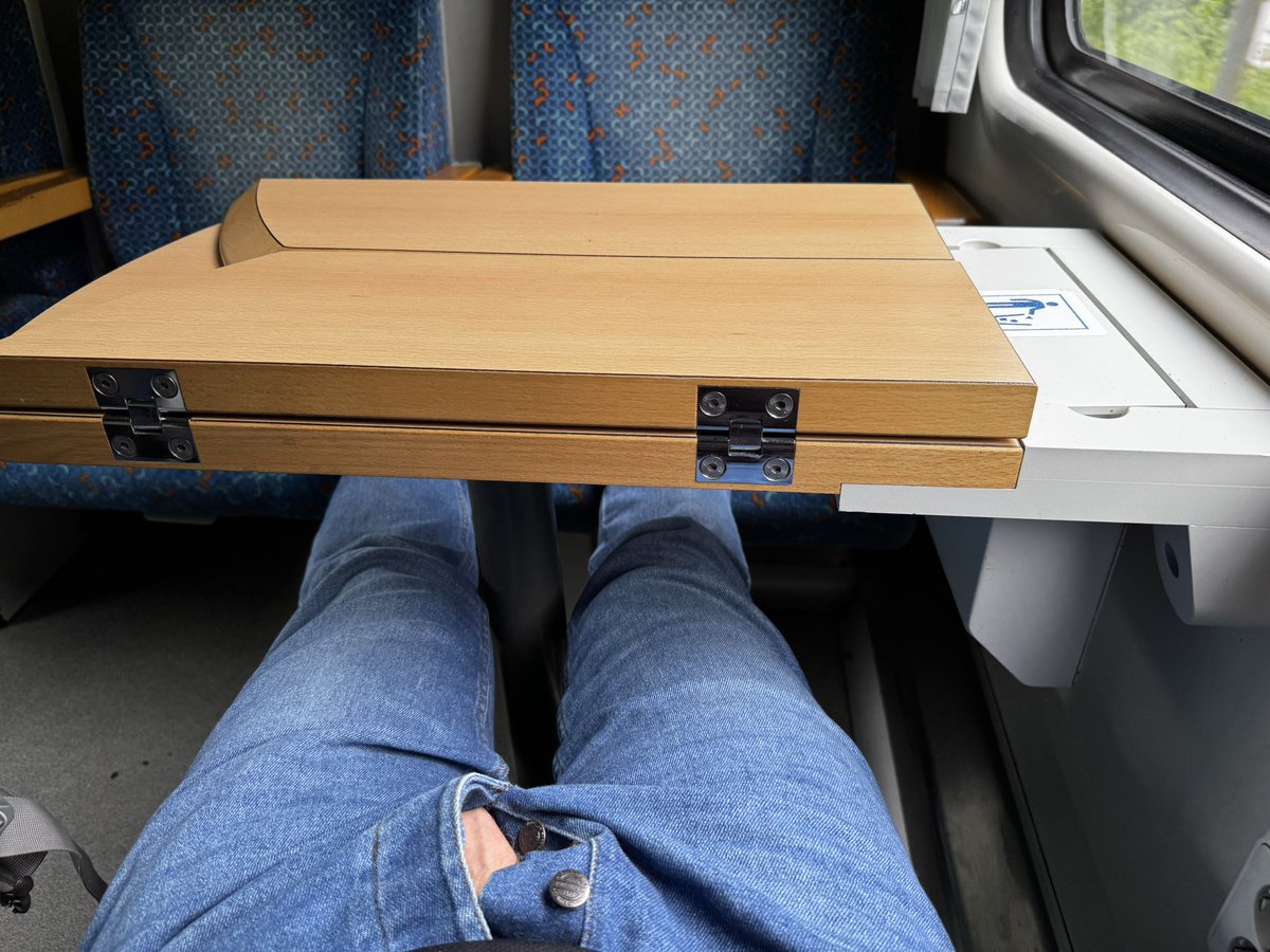 Prázdné kupé, snad někdo přistoupí :) #gayexhib #gaypublic #gaytrain