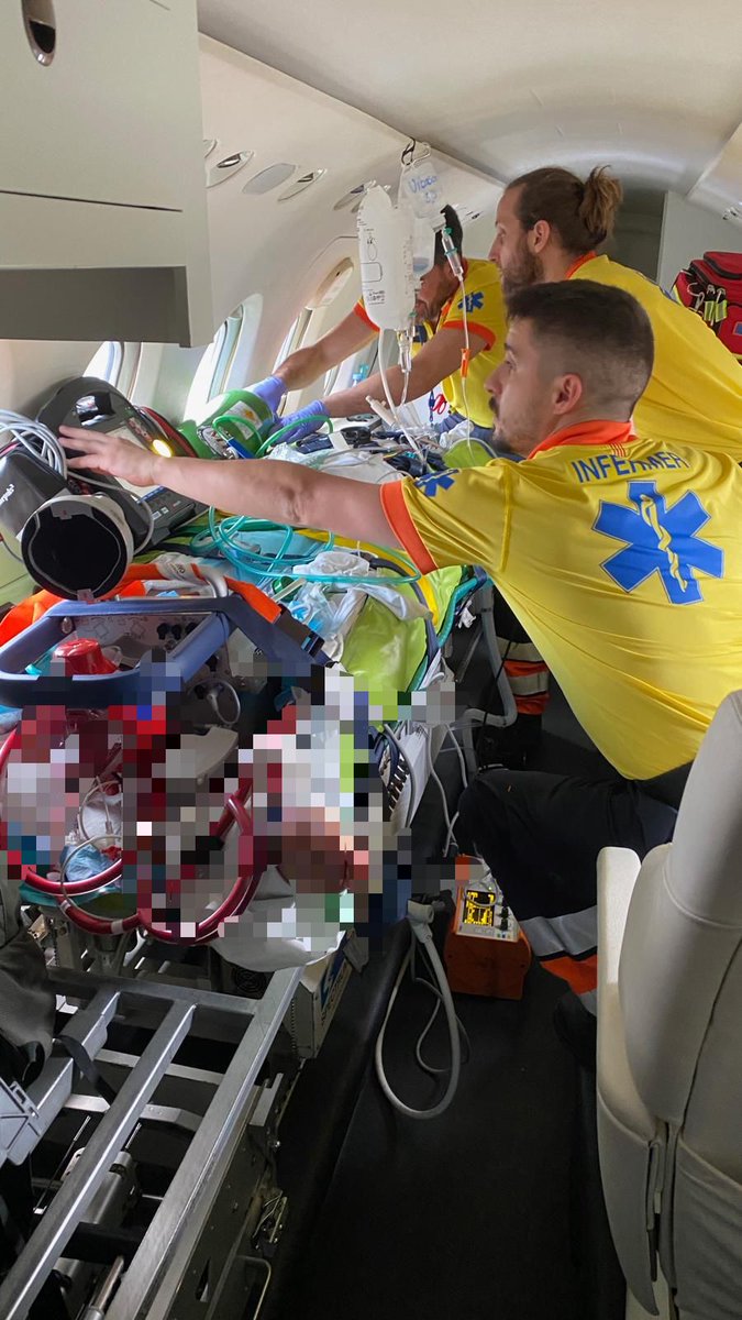 semgencat's tweet photo. 👉🏾 El passat 4 de maig, l'equip d’#AltaComplexitat format per professionals de l’Hospital Universitari @vallhebron  i el #SEM va realitzar l’assistència i trasllat d’un pacient amb #ECMO, en un avió medicalitzat, des de Badajoz fins a Barcelona. 

📸Hi van intervenir Rubén Barroso, Pau Torrella i Eduard Argudo, Serveis Especialitzats del SEM, CECOS, #ServicioExtremeñoDeSalud.