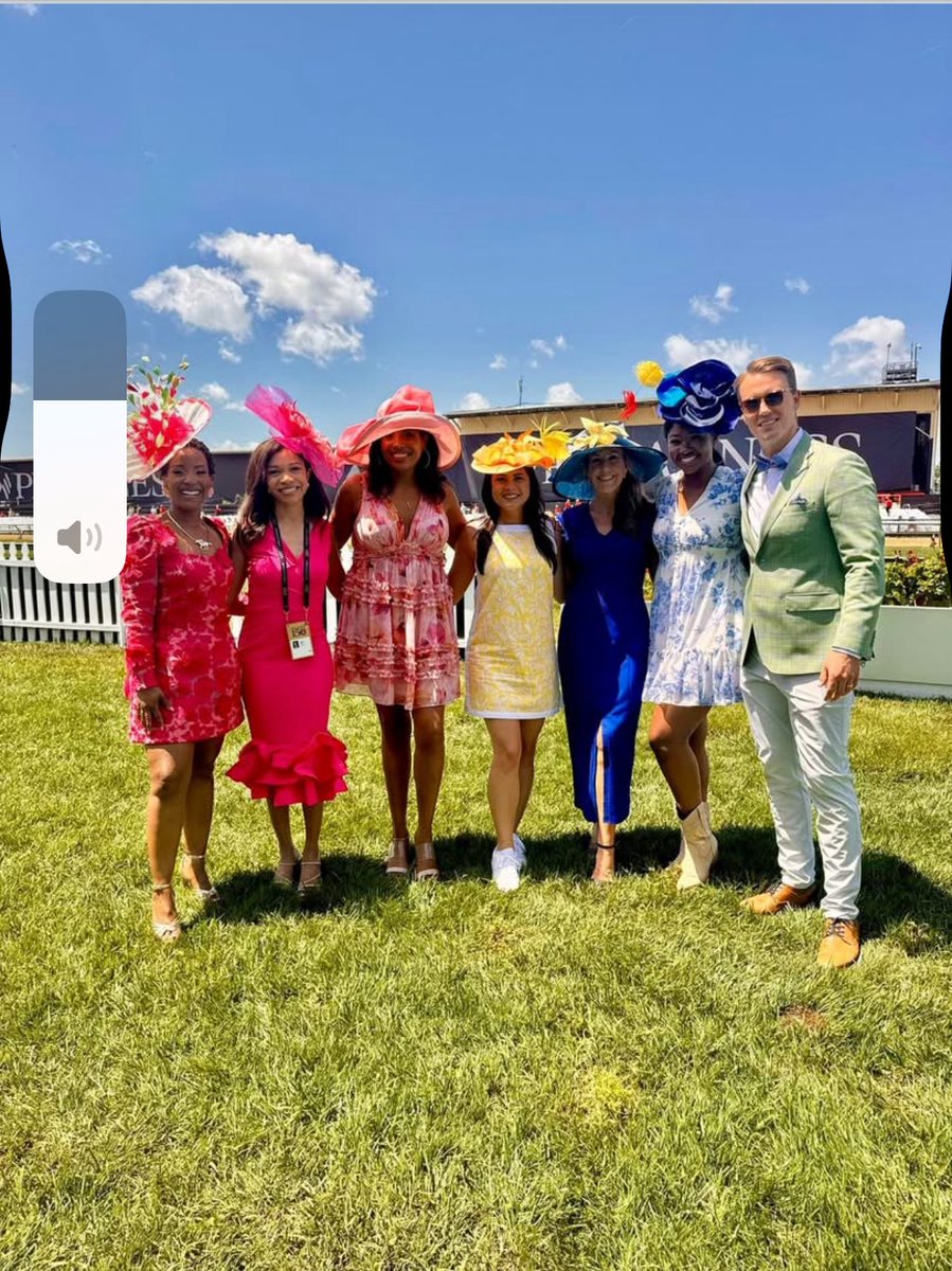 SistaGorgeous1's tweet image. Good Monday morning to Md #1 news team. So glad the family is together with those beautiful smiles. You all looked great on Preakness day. Sean with all the ladies from WBAL. Absolutely stunning .💜💜💜