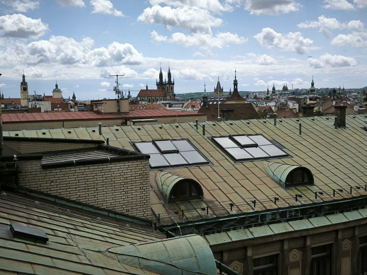 Z_U_Muz's tweet image. Střechy budovy MPO mnoho schovávají, ale také mnohé otevřou. Třeba pohled na městské dominanta nebo jinak neviditelného Merkura (sochař neznám) při kopuli.
#openhouse 📎
