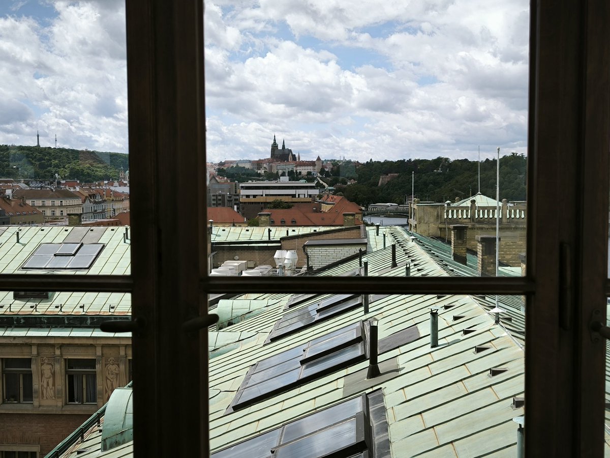 Z_U_Muz's tweet image. Střechy budovy MPO mnoho schovávají, ale také mnohé otevřou. Třeba pohled na městské dominanta nebo jinak neviditelného Merkura (sochař neznám) při kopuli.
#openhouse 📎