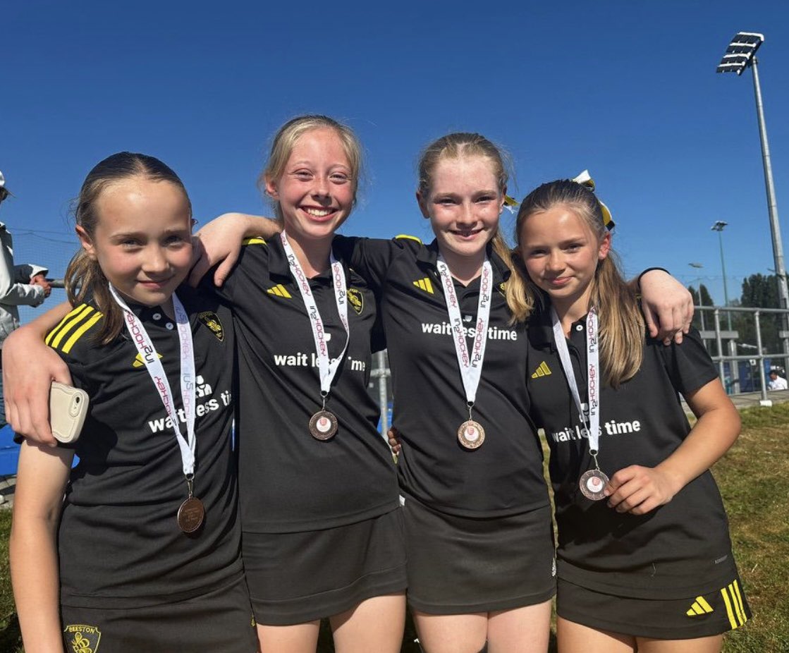 TrentSport's tweet photo. Hockey
Congratulations to these 4 stars who help the @beestonhockey U12 Girls to 3rd place in the @EnglandHockey In2 National Finals this weekend 🙌🏑⚪️🔵🔴🐝 #Kayla #Isla #Amelia #Gabriella 👍 https://t.co/LsIyLHykJ5