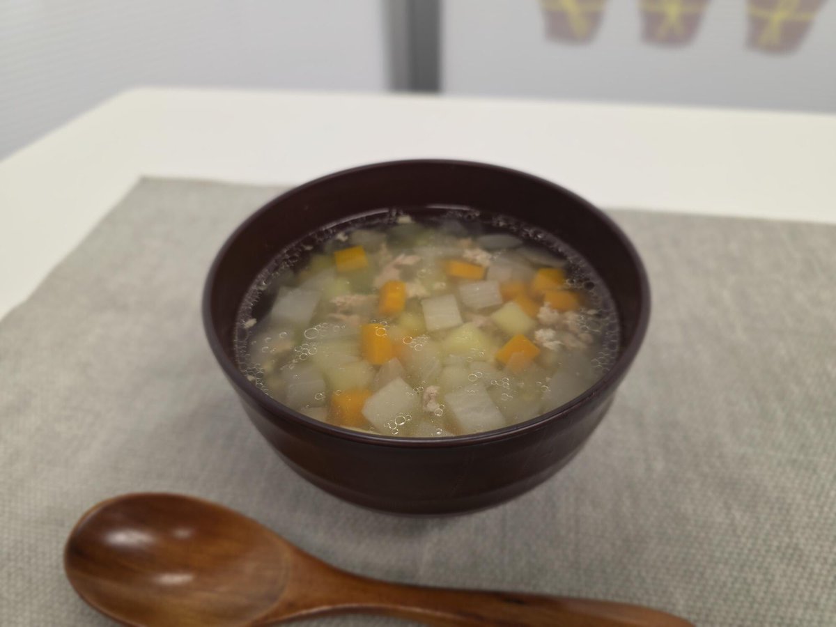 先週投稿忘れたましたが金曜日はヘルシーごはん研究会で『野菜たっぷりコロコロスープ』でした！！
即完売で大人気すぎて作ってる側もびっくりしました！
今週はみそ汁なのでもっとたくさん作る予定です🤭

#企業公式つぶやき部