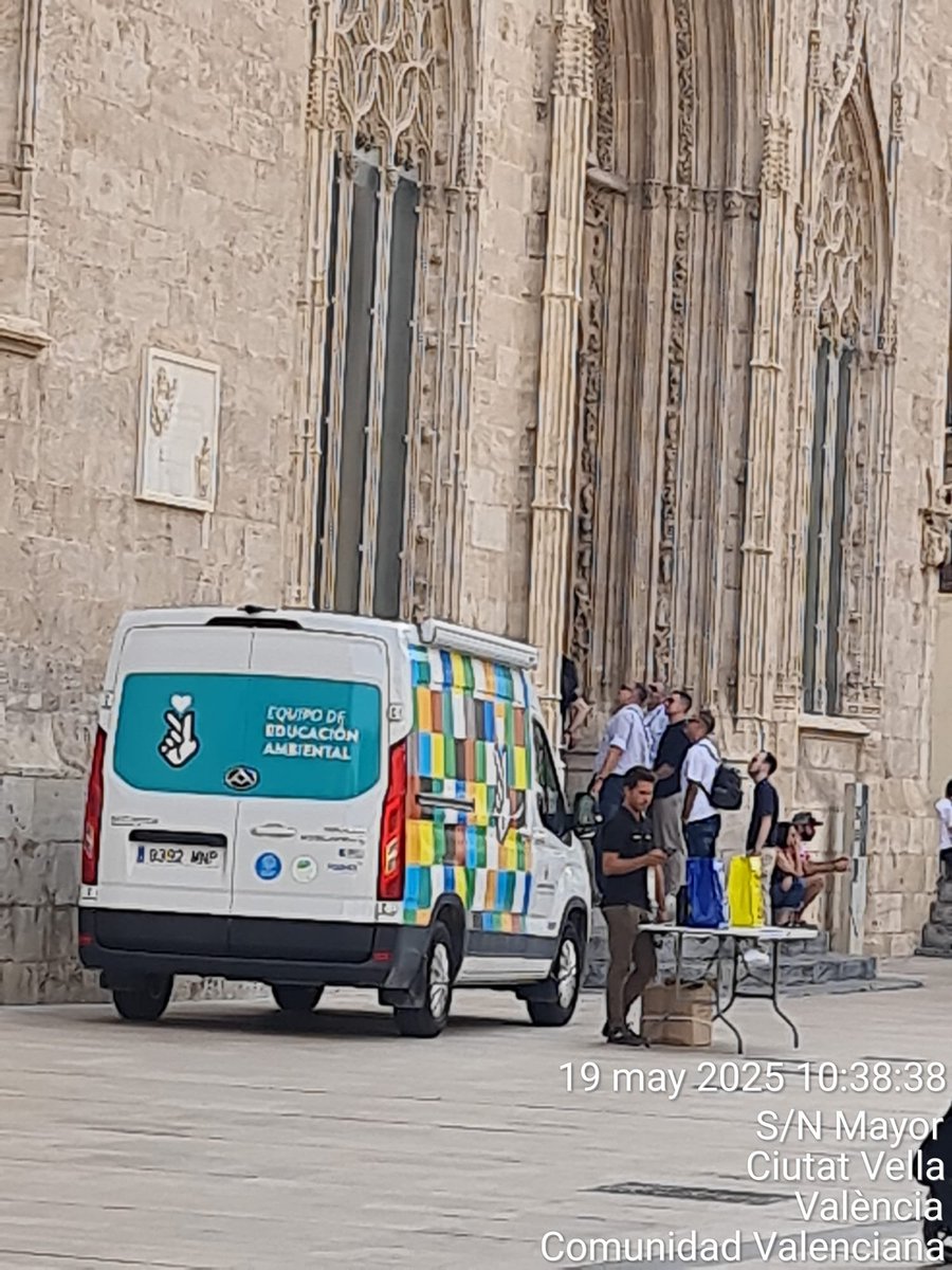 GHPatrimonioVLC's tweet photo. Buenos días Sra. @mjosecatala @AjuntamentVLC @CulturalVLC ¿Hay alguien a los mandos de nuestro consistorio o no? ¿A quién se le ocurre autorizar esto delante de la Lonja de la Seda? ¿Se comprueban antes estas cosas o funciona todo por desidia y desinterés? https://t.co/pUjWpYhVUr