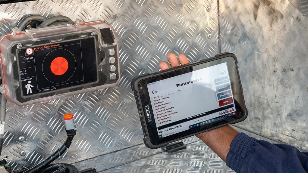 EngNewsZA's tweet image. [𝗛𝗘𝗔𝗟𝗧𝗛 &amp;amp; 𝗦𝗔𝗙𝗘𝗧𝗬] The integration of Level 9 Proximity Detection Systems (PDS) has positively influenced the onsite culture of mining operations over the years, says @myBooyco CEO Anton Lourens. 𝗥𝗲𝗮𝗱 𝗺𝗼𝗿𝗲: bit.ly/4jdczn3 

#PDS #Safety #Machinery