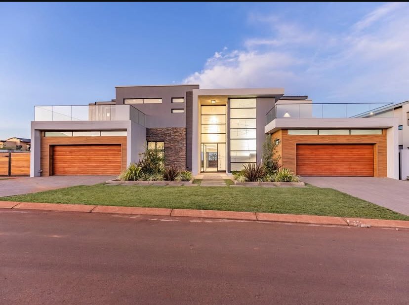 designdeputy's tweet photo. 📍: Serengeti Lifestyle Estate
💰: R10 000 000 https://t.co/9flwr4Hfzp