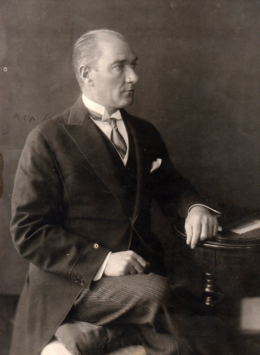 İstanbul'da bir fotoğraf stüdyosunda çekilmiş Atatürk'ün bilinmeyen görüntüleri ortaya çıktı!