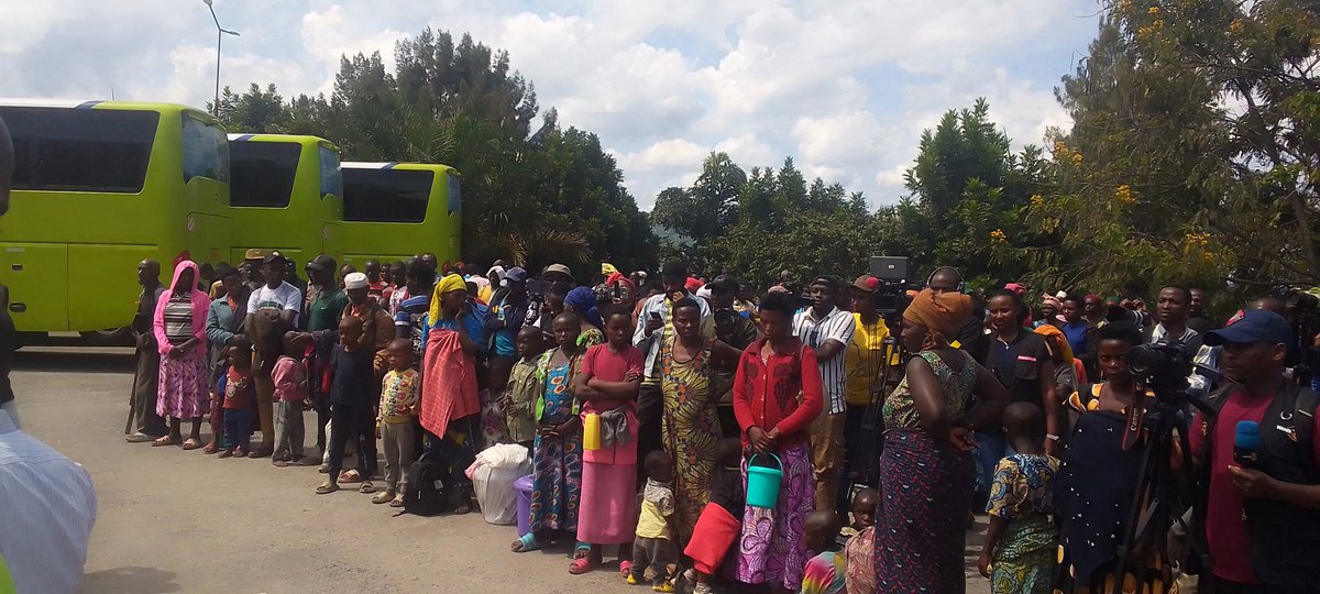 Impunzi zirenga 700 z'abanyarwanda zari zarahejejwe muri  <a href="/Presidence_RDC/">Présidence RDC 🇨🇩</a> <a href="/PrimatureRDC/">Primature de la République Démocratique du Congo</a> na <a href="/FDLR/">Franco De La Rosa</a> zimaze gutahuka mu #Rwanda zinyuze ku mupaka wa <a href="/RubavuDistrict/">Rubavu District</a>,#M23 yabashikirije u #Rwanda yavuze ko gutahura impunzi bizakomeza habatangwa abarwanyi #FDLR bafatwa