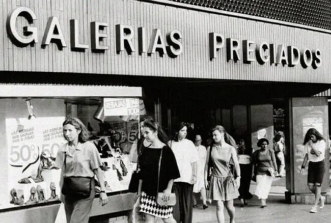 Patricia Costa (@patricosta) on Twitter photo 🔊 ¿Recordamos? En <a href="/MemoriaDelfin/">Memoria de delfín</a> hablamos de unos grandes almacenes pioneros en España, 𝗚𝗔𝗟𝗘𝗥Í𝗔𝗦 𝗣𝗥𝗘𝗖𝗜𝗔𝗗𝗢𝗦, y de su fundador, 𝗣𝗲𝗽í𝗻 𝗙𝗲𝗿𝗻á𝗻𝗱𝗲𝘇, el inventor del Día de los Enamorados, las rebajas e incluso el escaparatismo👇
shorturl.at/R6Hv2 🔊 ¿Recordamos? En <a href="/MemoriaDelfin/">Memoria de delfín</a> hablamos de unos grandes almacenes pioneros en España, 𝗚𝗔𝗟𝗘𝗥Í𝗔𝗦 𝗣𝗥𝗘𝗖𝗜𝗔𝗗𝗢𝗦, y de su fundador, 𝗣𝗲𝗽í𝗻 𝗙𝗲𝗿𝗻á𝗻𝗱𝗲𝘇, el inventor del Día de los Enamorados, las rebajas e incluso el escaparatismo👇
shorturl.at/R6Hv2