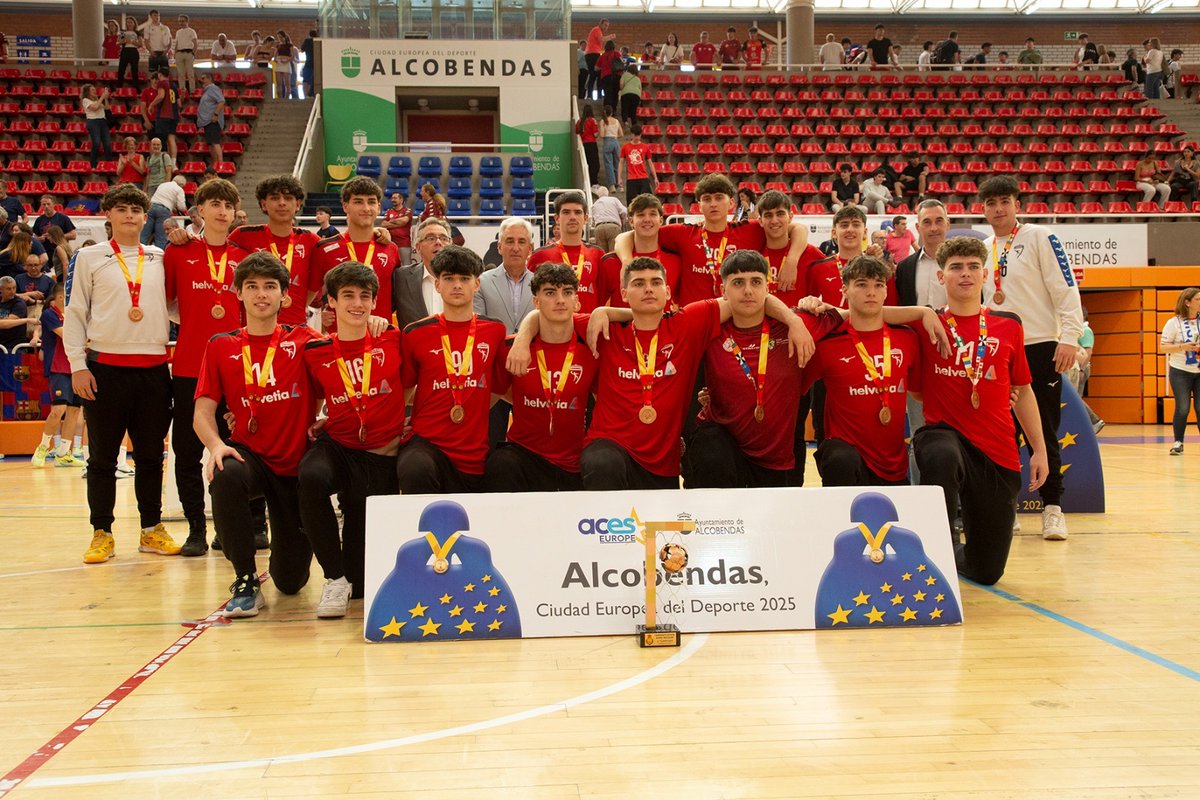 📰 CLUB | Medalla de Bronce para el equipo Juvenil en el #CDEJuvenilBM
🤾 El equipo de la Academia logra una histórica presea como colofón a la Fase Final celebrada esta semana
📸Pedro Martínez
🔗Noticia en nuestra web balonmanoalcobendas.es/medalla-de-bro…
#ConectaTuPasión #balonmanoalcobendas