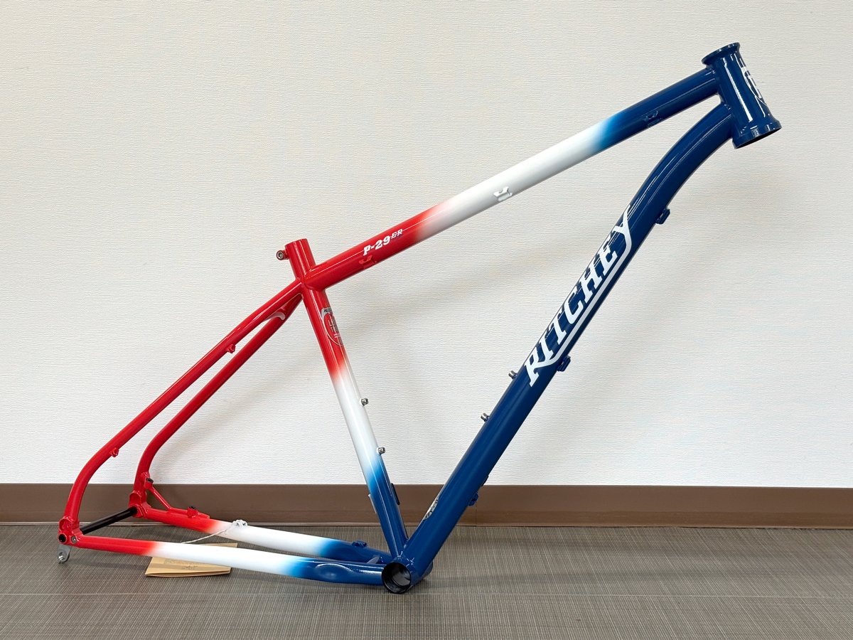 Tokyosanesu's tweet photo. 【新商品入荷のお知らせ】
RITCHEY「P-29er」
究極のクロスカントリー・マウンテンバイク P-29erにチームエディション“トリコロール”カラーモデルが登場。
モダンなXCジオメトリーと相まって、息をのむようなバランスの取れた乗り味を提供します。
#東京サンエス #ritchey #リッチー https://t.co/3IQHVOGCOY