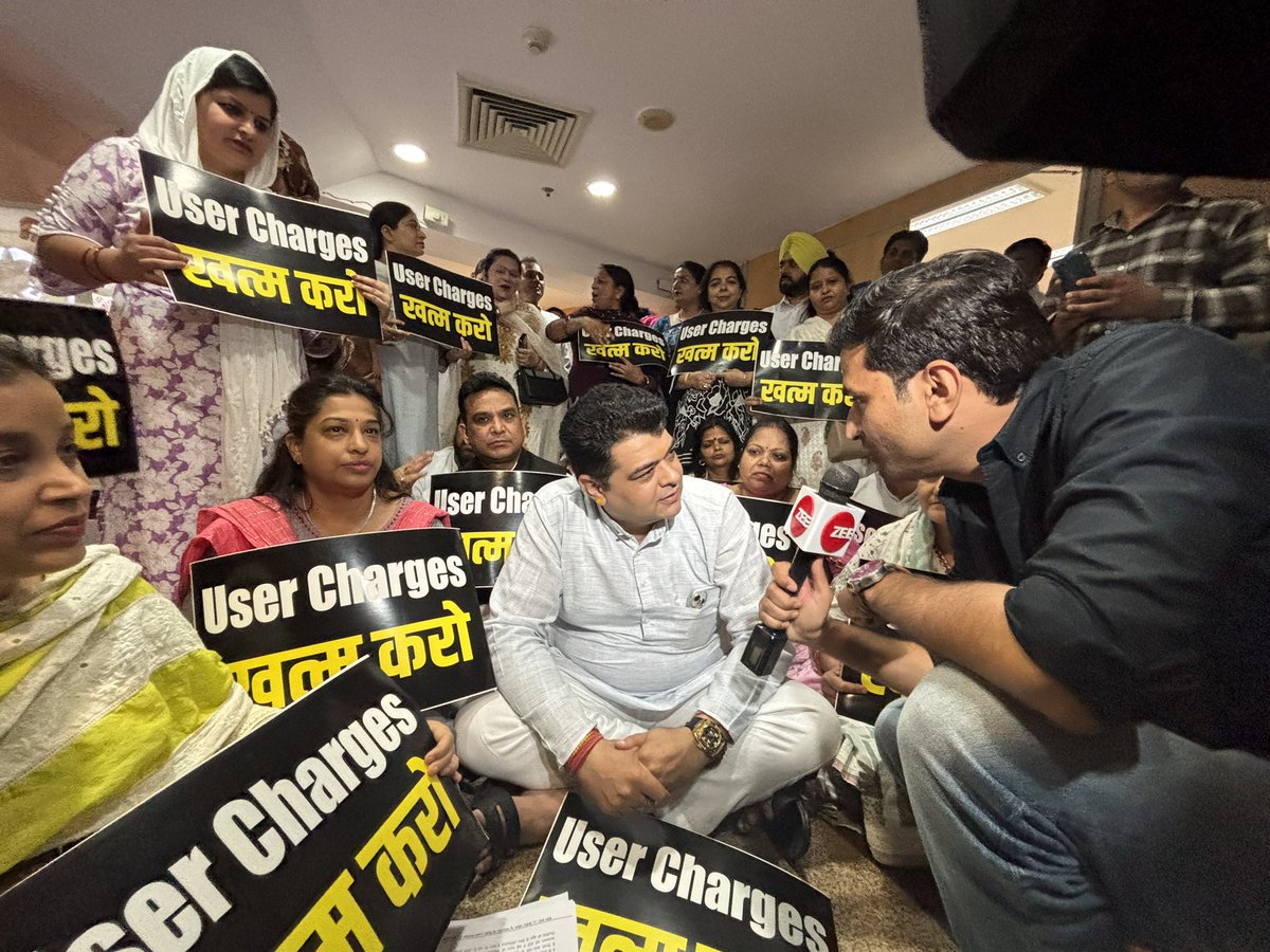 deepakahuja_aap's tweet photo. @AnkushNarang_ LOP, @aapdimpleahuja and @AamAadmiParty councillors are protesting at Mayor Office Civic Centre against user charges imposed by BJP.
#usercharges #civiccentre 
@ArvindKejriwal @ipathak25 @Saurabh_MLAgk @SanjayAzadSln https://t.co/DF9JGAJU6z
