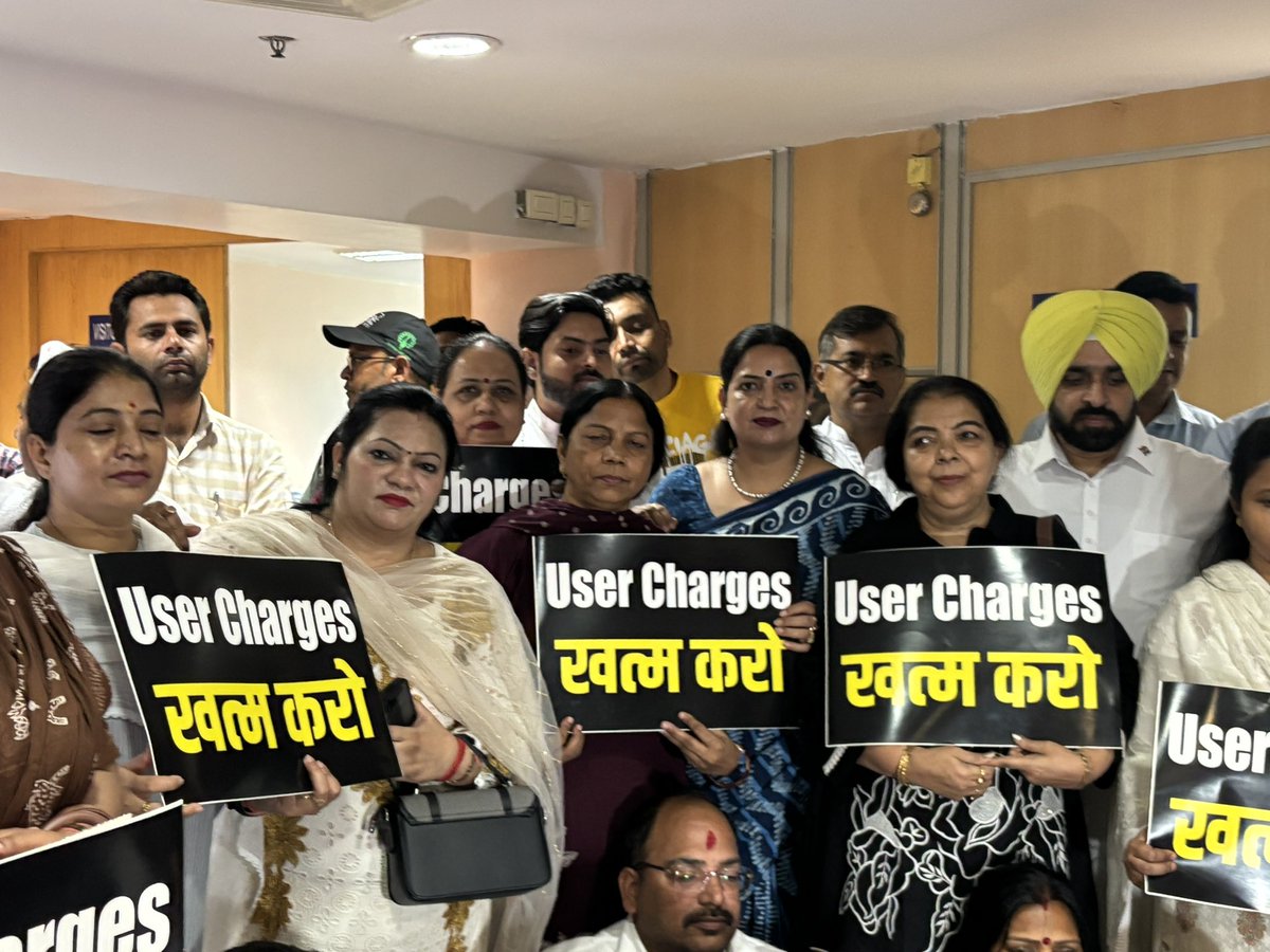 deepakahuja_aap's tweet photo. @AnkushNarang_ LOP, @aapdimpleahuja and @AamAadmiParty councillors are protesting at Mayor Office Civic Centre against user charges imposed by BJP.
#usercharges #civiccentre 
@ArvindKejriwal @ipathak25 @Saurabh_MLAgk @SanjayAzadSln https://t.co/DF9JGAJU6z
