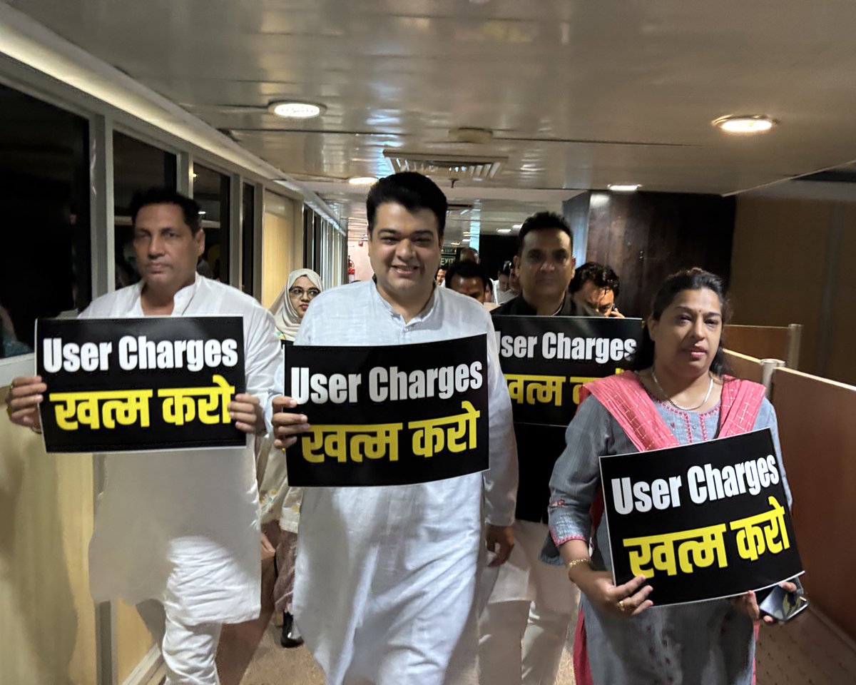 deepakahuja_aap's tweet photo. @AnkushNarang_ LOP, @aapdimpleahuja and @AamAadmiParty councillors are protesting at Mayor Office Civic Centre against user charges imposed by BJP.
#usercharges #civiccentre 
@ArvindKejriwal @ipathak25 @Saurabh_MLAgk @SanjayAzadSln https://t.co/DF9JGAJU6z