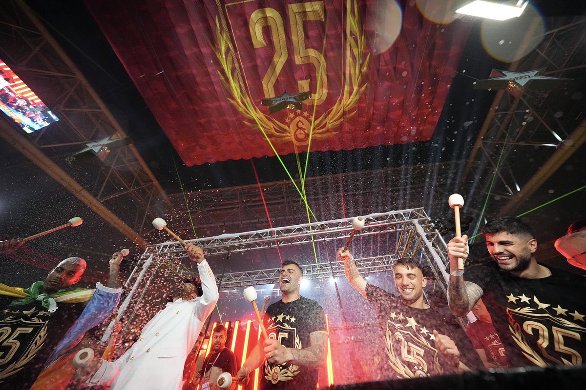 GalatasaraySK's tweet photo. 💛❤️

#5YıldızlıŞampiyon 🏆 https://t.co/2XJRALJavY