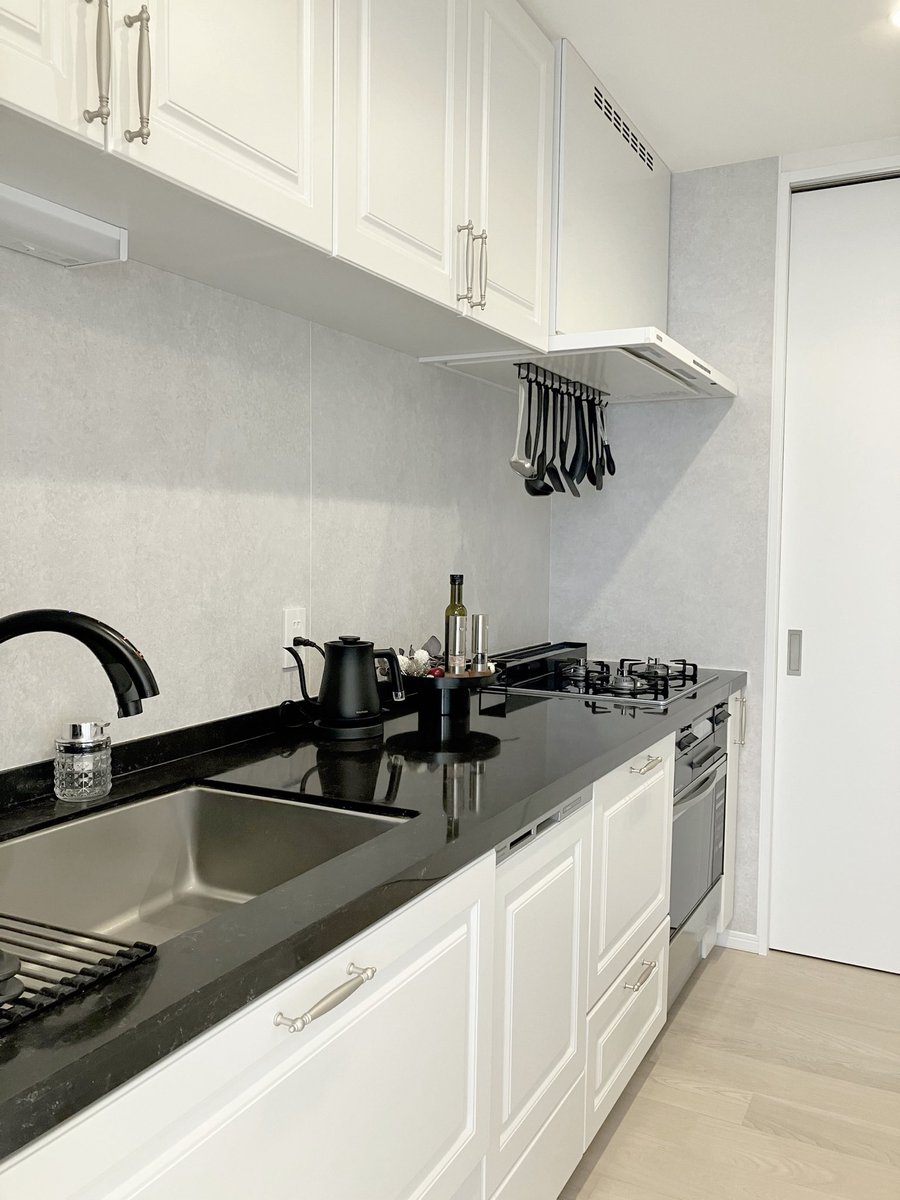 ダイニングとお仕事部屋、洗面所、キッチン、こんな感じです。
写真はないけど、トイレも洗面所とキッチンと同じ会社様にお願いしたので素材やデザインは統一されてます。