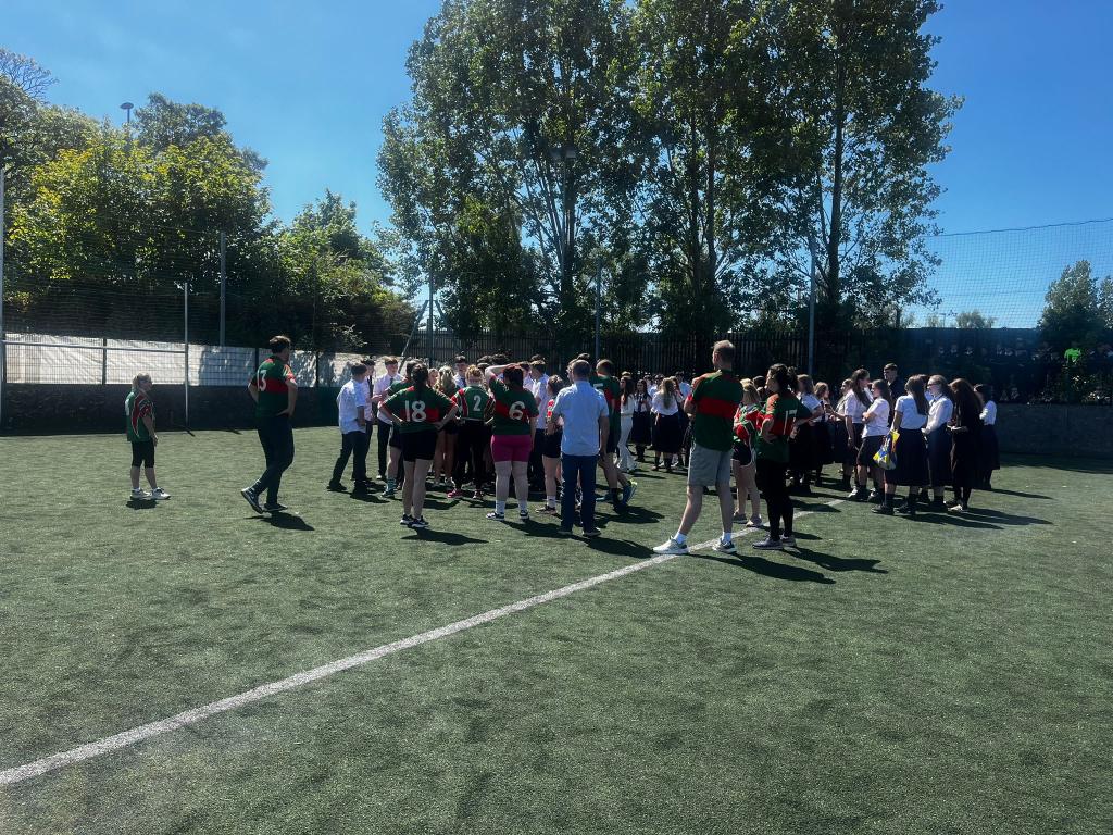 Comhghairdeas le daltaí Bhliain 6 a bhuaigh an cluiche peile bliantúil  i gcoinne na múinteoirí an Aoine seo caite. Congratulations to the Bliain 6 students who won the annual football match against the teachers last Friday.