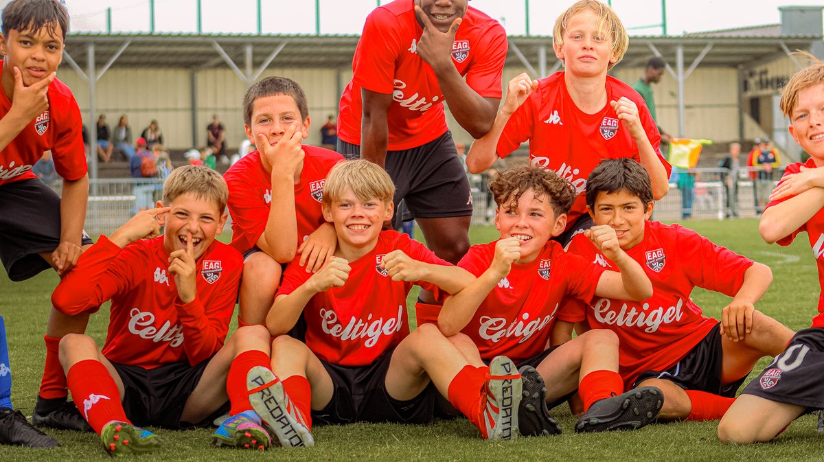 [#Akademi] 🏆 Les U13 d’𝗘𝗻 𝗔𝘃𝗮𝗻𝘁 se sont imposés ce dimanche à la 𝗚𝘄𝗲𝗻𝗮𝗻 𝗖𝘂𝗽 organisée par la 𝗝𝗔 𝗣𝗲𝗻𝘃𝗲𝗻𝗮𝗻.
Félicitations au groupe et à leur éducateur, 𝗟𝗮𝗱𝗶𝘀𝗹𝗮𝘀 𝗗𝗼𝘂𝗻𝗶𝗮𝗺𝗮 ❤️‍🔥🖤

📸 <a href="/GhostLaouen/">laouen_photographe</a>

#TeamEAG #WarRaok