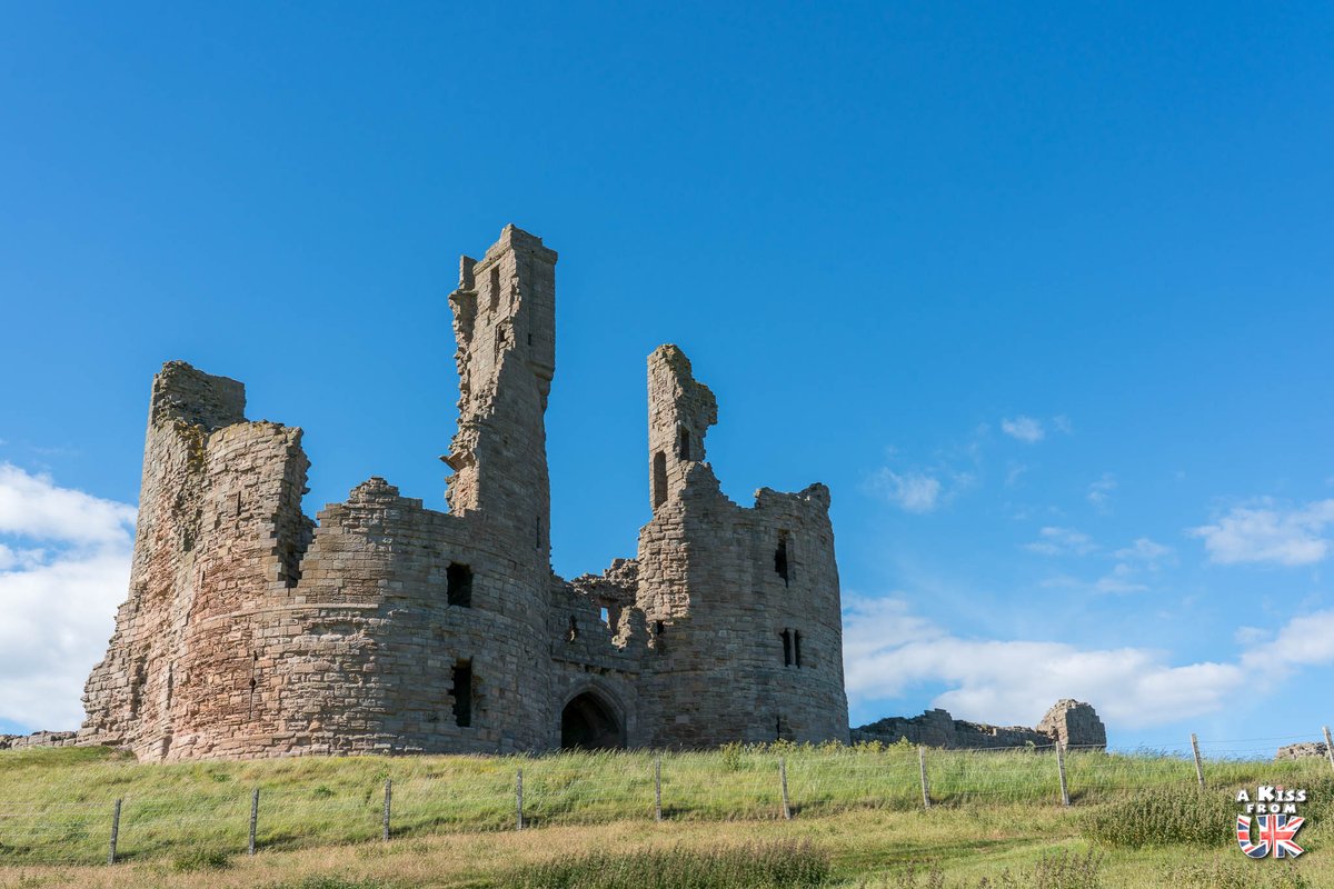 Dominant les côtes de la mer du nord du haut de son promontoire, le château de Dunstanburgh est un magnifique lieu du Northumberland à découvrir ! 😍🏰🏴󠁧󠁢󠁥󠁮󠁧󠁿

➕ akissfromuk.com/northumberland