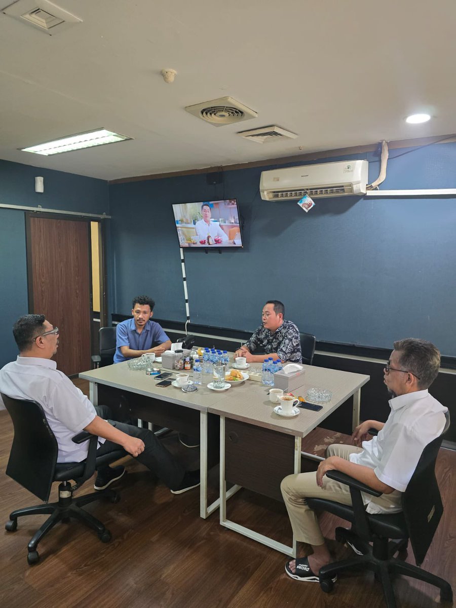 Ngobrol dgn Pak Zaky, Kades Tepian Langsat, Kaltim

Obrolan seputar pembentukan Kopdes Merah Putih, perkembangan ADESI (Asosiasi Desa Sawit Indonesia) dan BUMDes tepian Langsat yang omset usaha sdh mencapai 28 miliar per tahun

Beliau juga merupakan Ketua ADESI

Mendes PDT Bpk