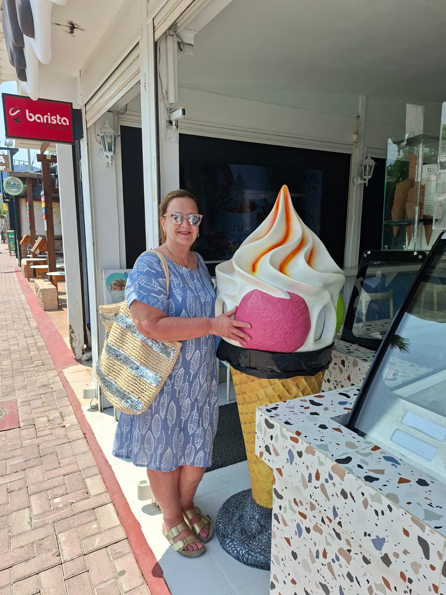 HelenWe16937034's tweet photo. Folks Folks just look here, I've found an icecream shop 🍦🍦🍦🍦🍦🍦 https://t.co/ypDJj2dG3A