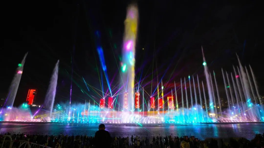 OrdosChina's tweet photo. 🎉To celebrate #ChinaTourismDay on May 19, #Ordos' Wulanmulun Lake lit up with a dazzling drone show, fireworks🎇, and music fountain spectacle ⛲️– a magical night of culture and beauty for all! #TourOrdos https://t.co/RurFdudkGI