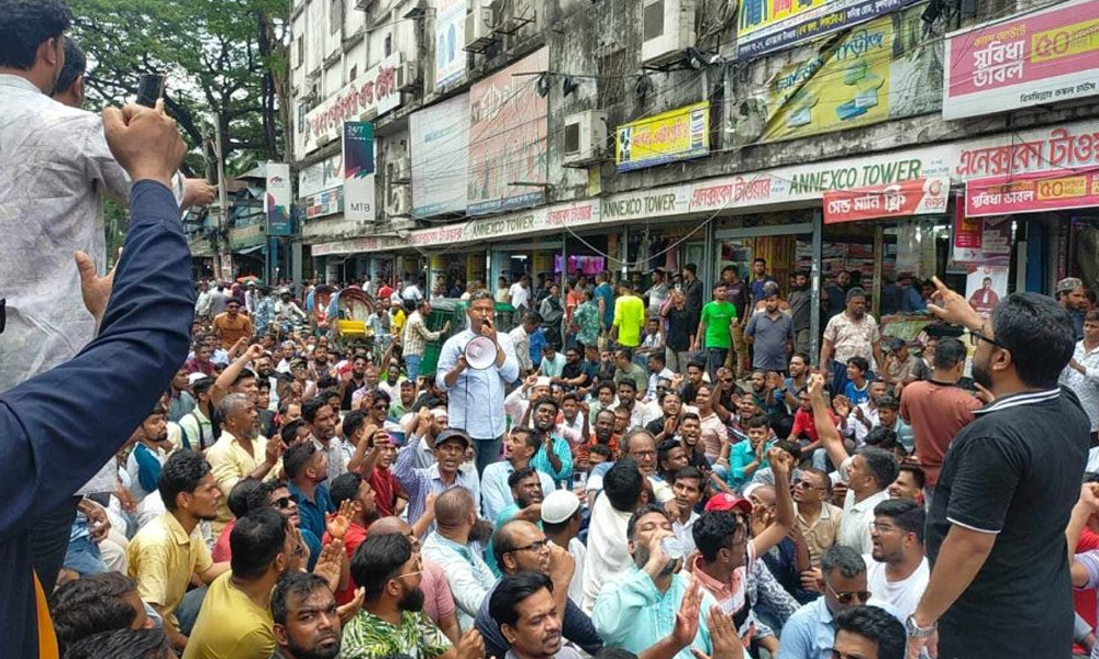 ইশরাক সমর্থকদের নগর ভবন অবরোধ: মেয়র হিসেবে দায়িত্ব বুঝিয়ে দেওয়ার দাবি
