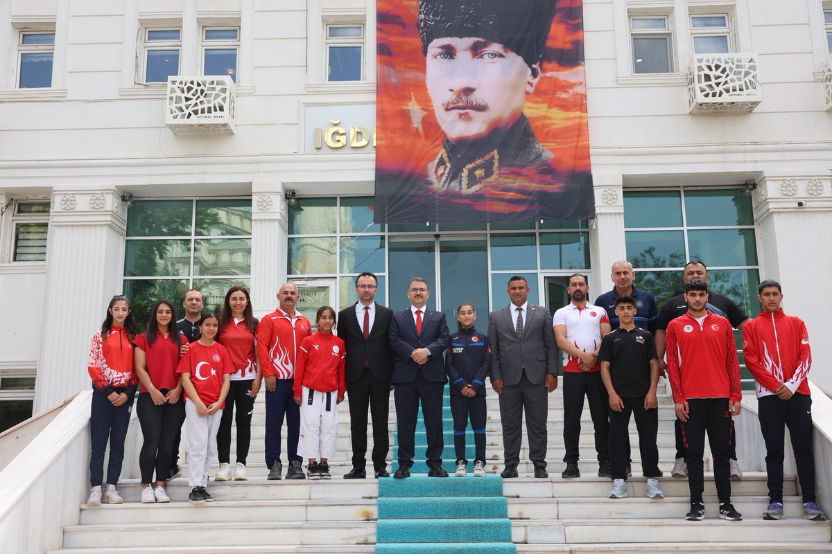 “Bütün ümidim gençliktedir.”🇹🇷

Valimiz Ercan Turan, 19 Mayıs Atatürk'ü Anma, Gençlik ve Spor Bayramı dolayısıyla Gençlik ve Spor İl Müdürü Recai Şahin ve beraberindeki antrenör ile sporcuları makamında kabul etti.

#19Mayıs