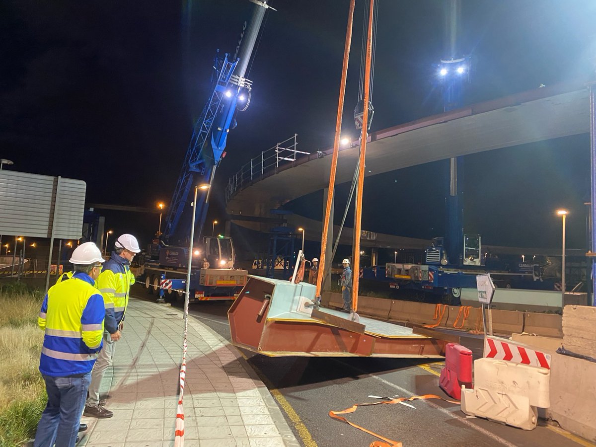 CabildoTenerife's tweet photo. 🚧 #CARRETERA𝗦 𝗜𝗻𝘀𝘁𝗮𝗹𝗮𝗱𝗮 𝗹𝗮 𝗽𝗶𝗲𝘇𝗮 𝗺𝗮́𝘀 𝗰𝗼𝗺𝗽𝗹𝗲𝗷𝗮 𝗱𝗲 𝗹𝗮 𝗽𝗮𝘀𝗮𝗿𝗲𝗹𝗮 𝗱𝗲𝗹 𝗣𝗮𝗱𝗿𝗲 𝗔𝗻𝗰𝗵𝗶𝗲𝘁𝗮

 🛣️ Cuarto módulo de acceso desde la Avenida de la Trinidad

🗣️ @damaso_arteaga, consejero de @carreterasTF 👉🏻 “Su forma triangular y el ensamblaje en tres lados hicieron que fuera una maniobra extremadamente difícil”.

🔜 La pasarela estará operativa para el curso 2025-26
👷‍♂️ Supervisa el ingeniero José Romo
💶 Inversión total de la obra: 10 Millones de euros
🚶‍♀️ 20.000 peatones/día
🚗 50.000 vehículos/día

ℹ️ https://t.co/F1WMmzO0KQ