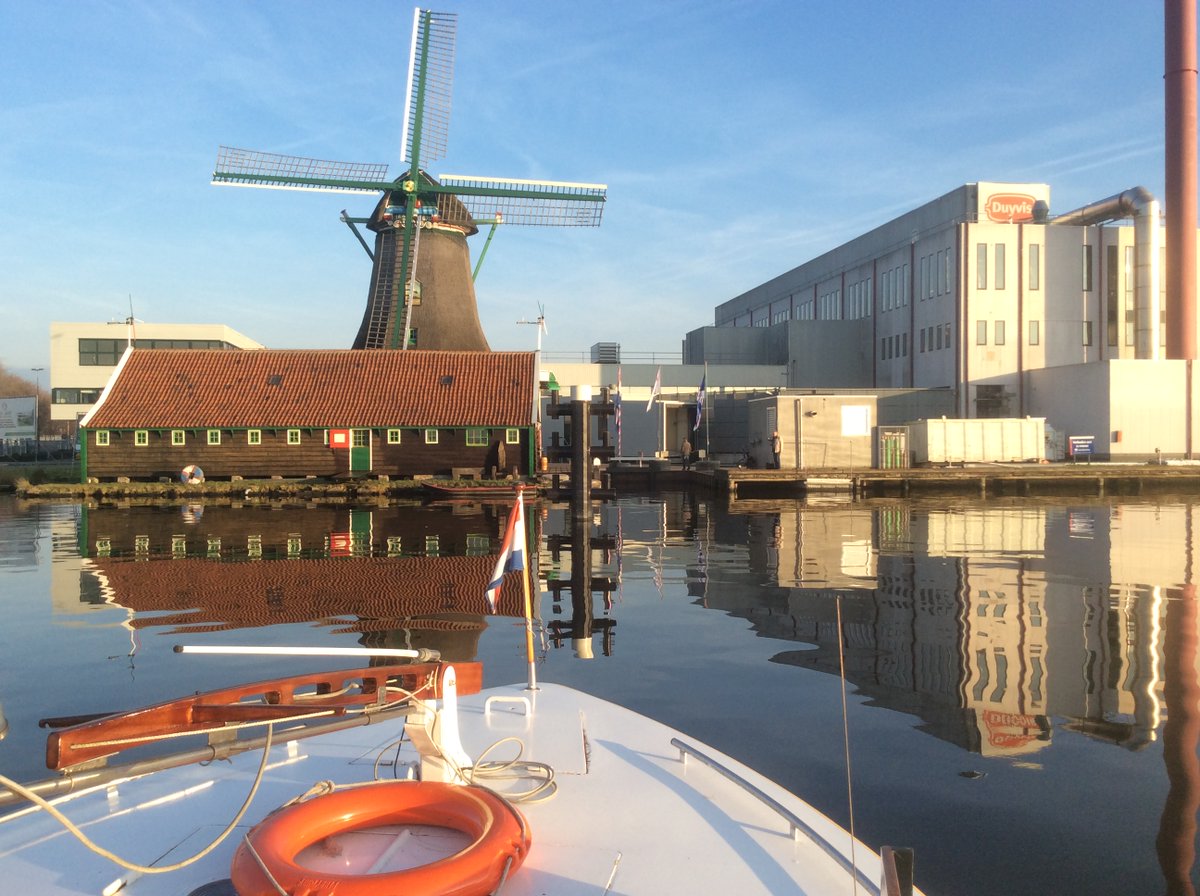 🤩NIEUW VERHAAL✍️
Molen De Ooievaar staat al sinds 1669 aan de Kalverringdijk (Diederik Sonoyweg) te Zaandam. Oorspronkelijk deed hij dienst als oliemolen, maar werd later ook gebruikt om cacaoafval te verwerken: bit.ly/432B8OY🪽