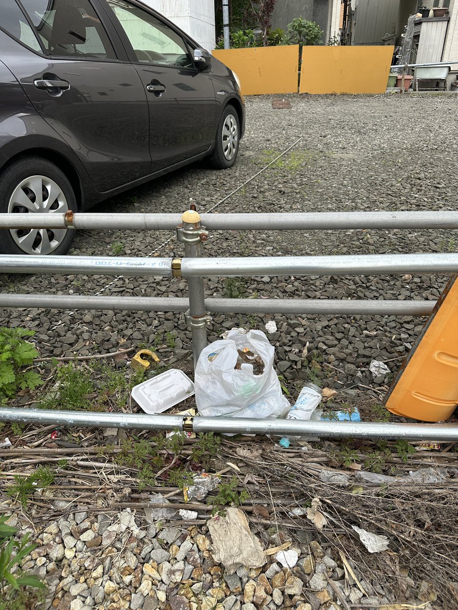 terumin_369's tweet image. 5/7〜毎日毎日運氣拾い🍀
タバコの吸殻10本。
累計1,397本。
今日は会社の前の駐車場での運氣拾い🌈
レジ袋に入ったペットボトル等のゴミを拾いました🙏
#CleanUpChallenge
#EcoWarrior
@cleanify_vet
#Vechain 
#VeBetterDAO
#continue_salon
#MeGo
#ゴミ拾い