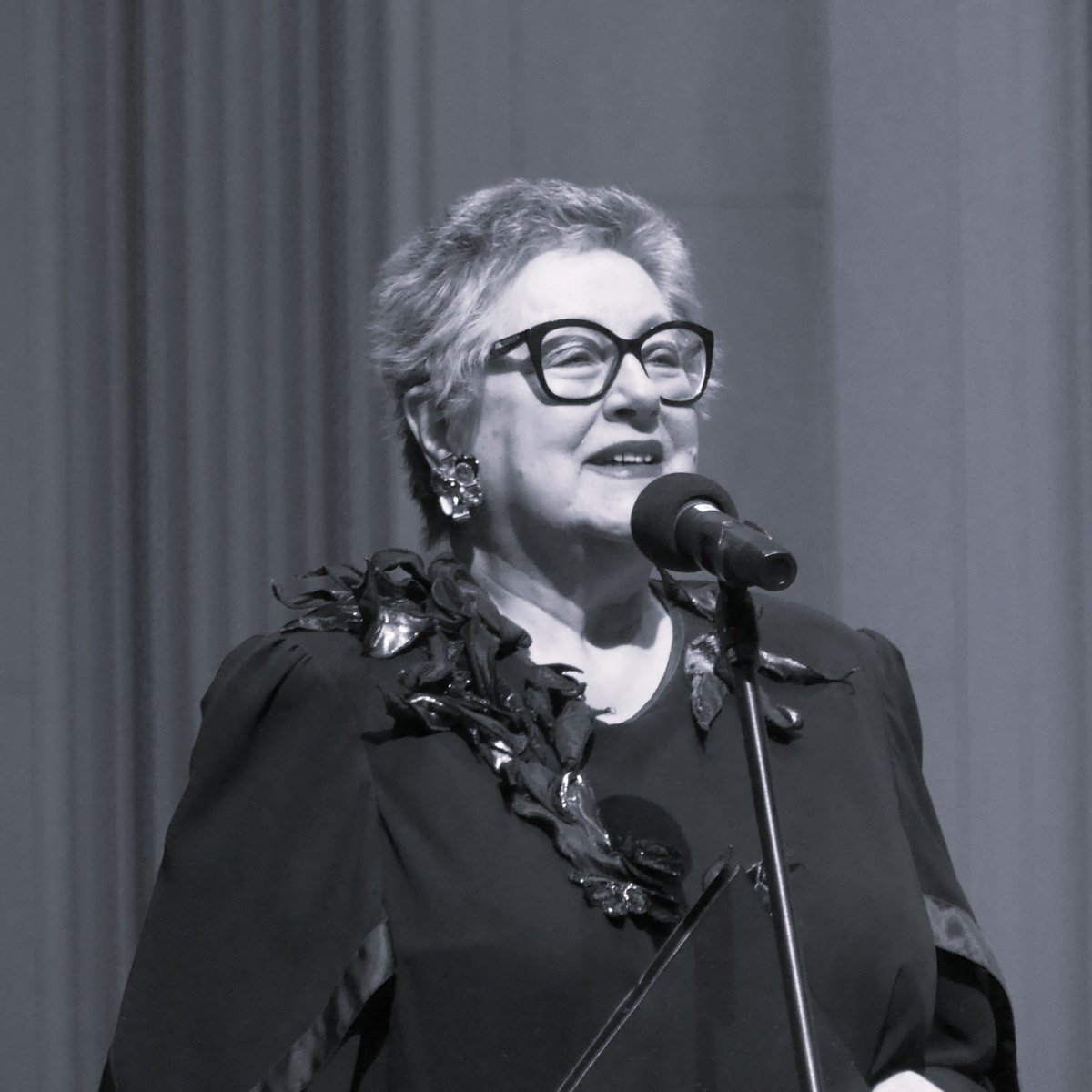 f_swietokrzyska's tweet photo. Z ogromnym żalem przyjęliśmy wiadomość o śmierci prof. dr hab. Jadwigi Rappé – wybitnej śpiewaczki i cenionej pedagog zaprzyjaźnionej z naszą Filharmonią. 
Jej głos i duch na zawsze pozostaną z nami… https://t.co/Zfk6vExT4k