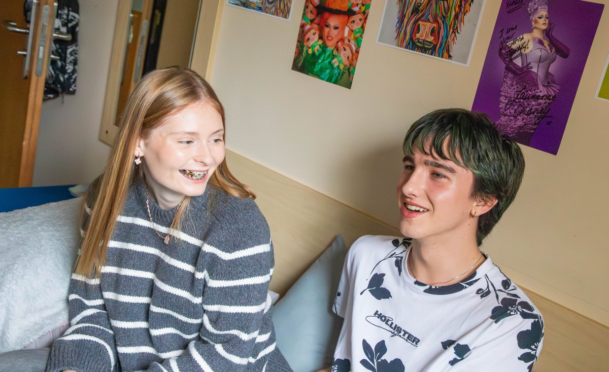 Dychmygwch eich hun yn …📸 

🏘️ Byw mewn Llety 
📚 Mynychu darlithoedd 
👋Cwrdd â ffrindiau 

Gallwch chi gael teimlad o fywyd campws yn ystod #DiwrnodAgored PDC 🙌  

🗓️ Dydd Sadwrn 14 Mehefin 
💻orlo.uk/wbWOj