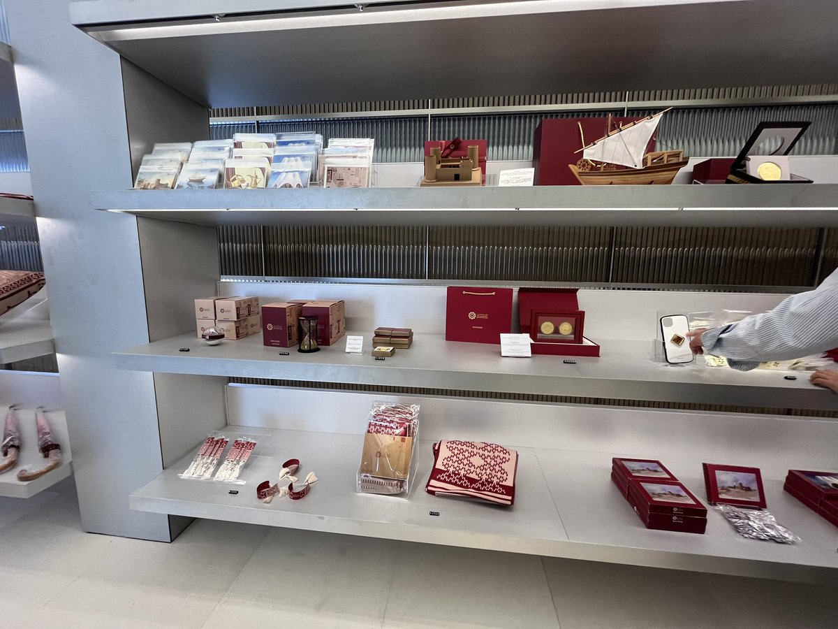 そういえば。 カタールのパビリオンで買った、自分へのお土産。 この