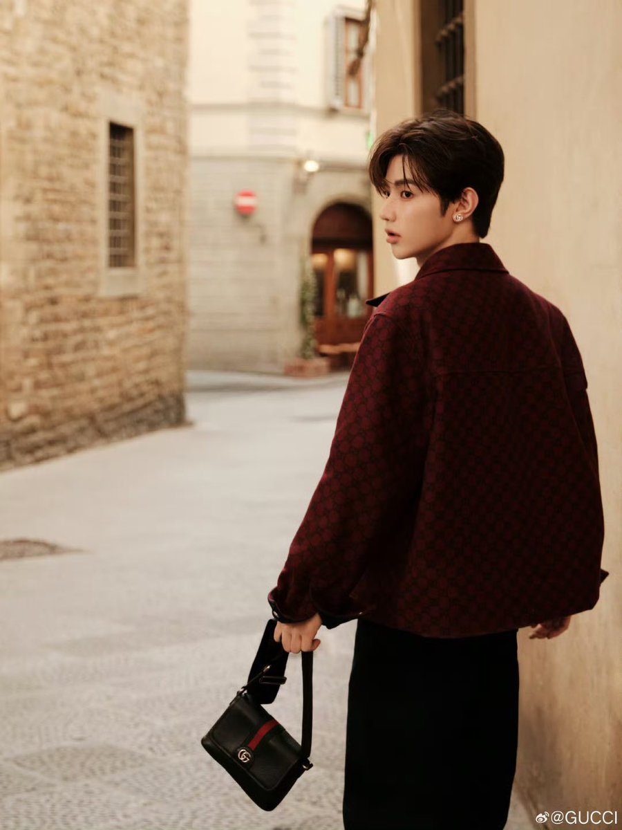 jjanghao0725's tweet photo. 250519 구찌 공식 웨이보 업데이트 #장하오 

ZHANG HAO AT GUCCI FIRENZE  

#ZHANGHAOxGUCCI  
#GucciCruise26 
#ZHANGHAO 
@gucci https://t.co/MFMg5iVccC