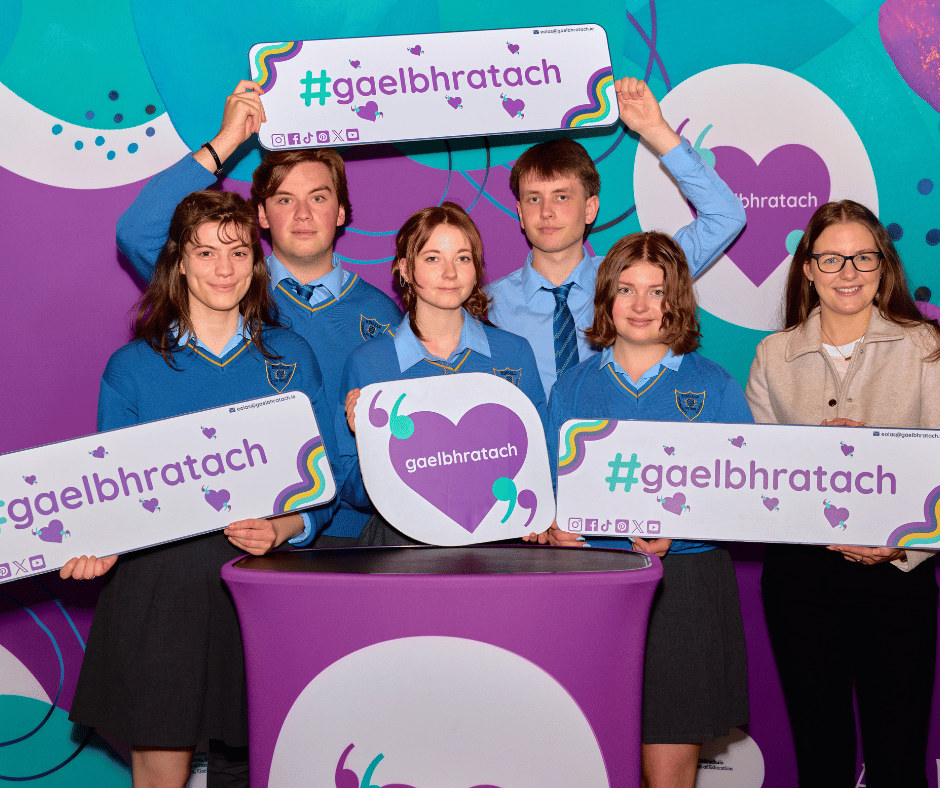 Gaelbhratach (@gaelbhratach_) on Twitter photo An raibh sibh i láthair ag an Ócáid Bhronnta an tseachtain seo caite? 😍
Ní anseo ach blaisín de na coistí a bhí i láthair linn; téigh go suíomh Gaelbhratach chun iad ar fad a fheiceáil! 🎉
🔗 gaelbhratach.ie/gallery/bronna…
📸 <a href="/Cathalmacan/">Cathal MacanBheatha</a> An raibh sibh i láthair ag an Ócáid Bhronnta an tseachtain seo caite? 😍
Ní anseo ach blaisín de na coistí a bhí i láthair linn; téigh go suíomh Gaelbhratach chun iad ar fad a fheiceáil! 🎉
🔗 gaelbhratach.ie/gallery/bronna…
📸 <a href="/Cathalmacan/">Cathal MacanBheatha</a>