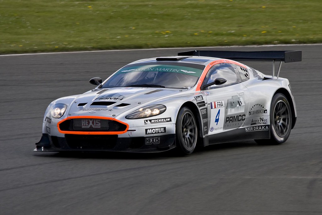 secureVL's tweet photo. Aston Martin DBRS9  

V12 5.9L | 600 CV | 620 Nm   
0-100 km/h en 3,4s   
Velocidad máxima de 314 km/h  
1280 kg | Tracción trasera  
Transmisión secuencial de 6 velocidades
