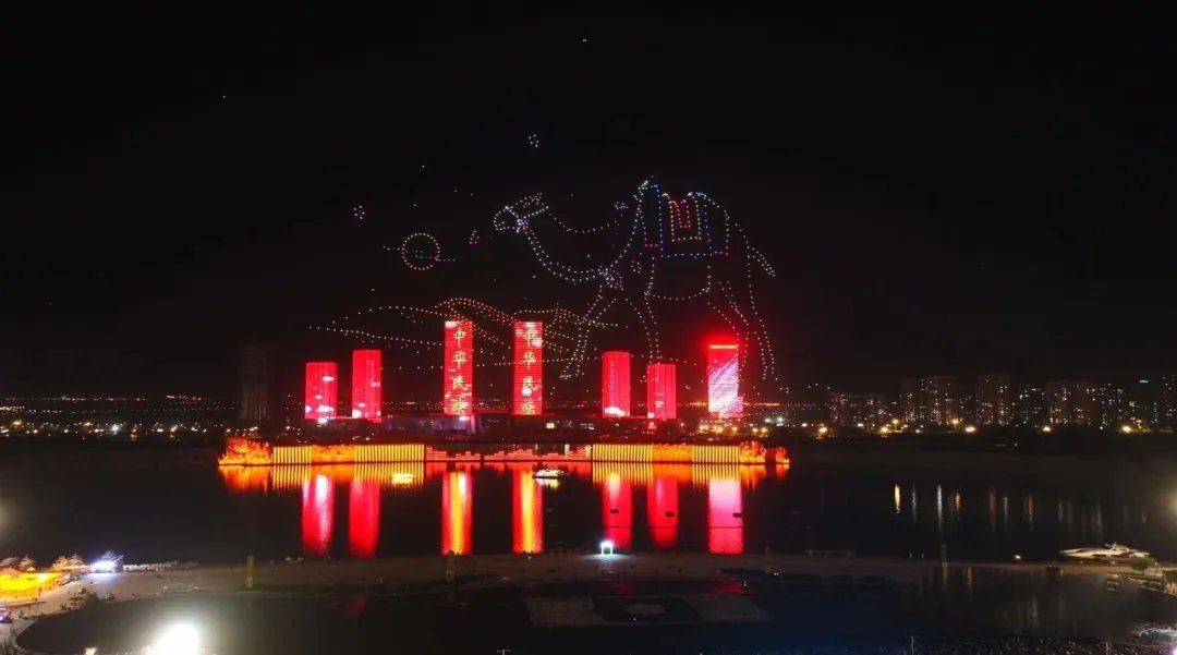 OrdosChina's tweet photo. 🎉To celebrate #ChinaTourismDay on May 19, #Ordos' Wulanmulun Lake lit up with a dazzling drone show, fireworks🎇, and music fountain spectacle ⛲️– a magical night of culture and beauty for all! #TourOrdos https://t.co/RurFdudkGI