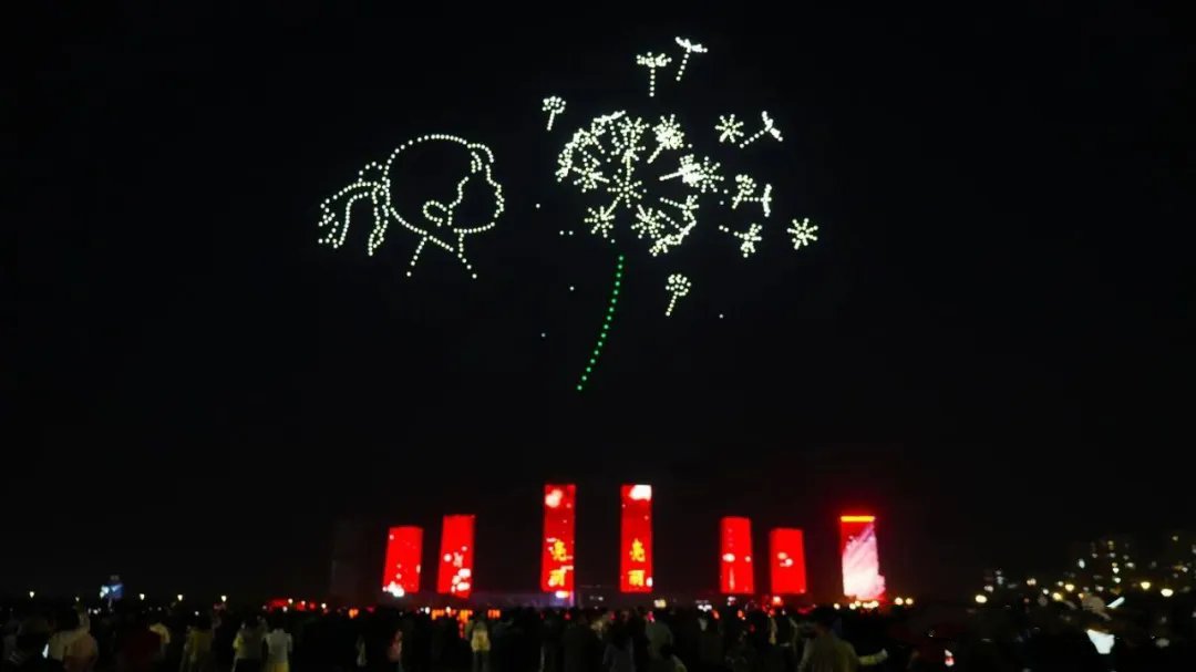 OrdosChina's tweet photo. 🎉To celebrate #ChinaTourismDay on May 19, #Ordos' Wulanmulun Lake lit up with a dazzling drone show, fireworks🎇, and music fountain spectacle ⛲️– a magical night of culture and beauty for all! #TourOrdos https://t.co/RurFdudkGI
