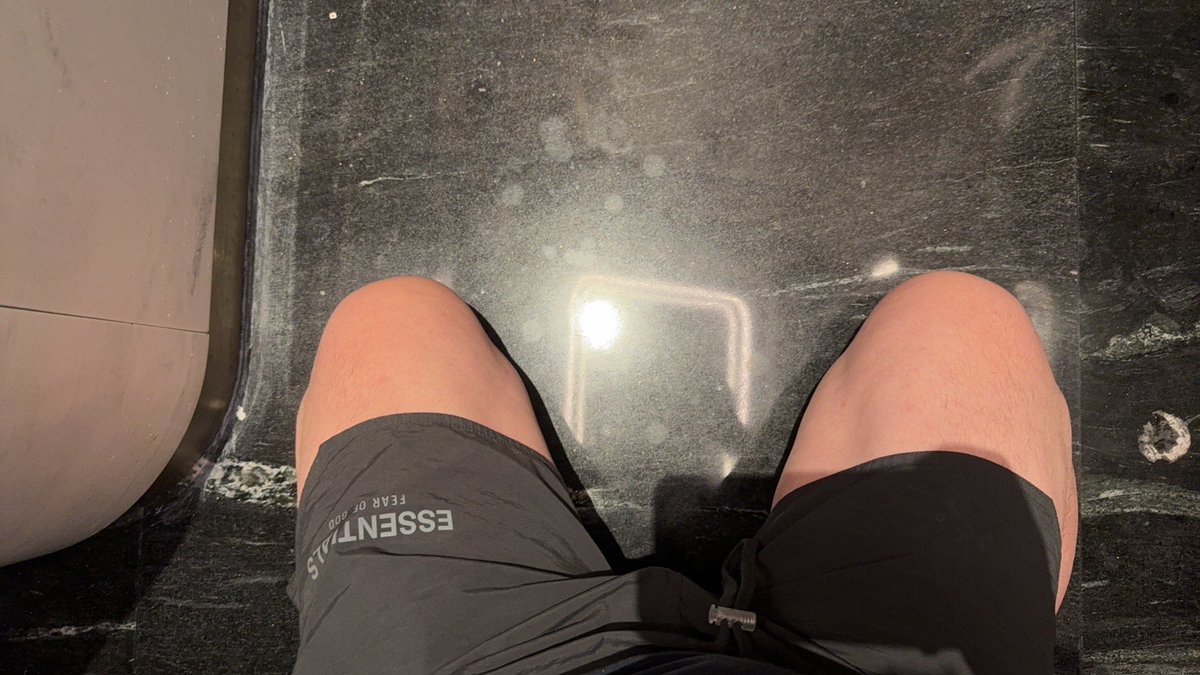 都发生在厕所里
图1 看sm小说🔒涨的外面的丝袜内裤湿透了
图2 蒙眼跪在南京JLC商场隔间等一个s撒完尿就走