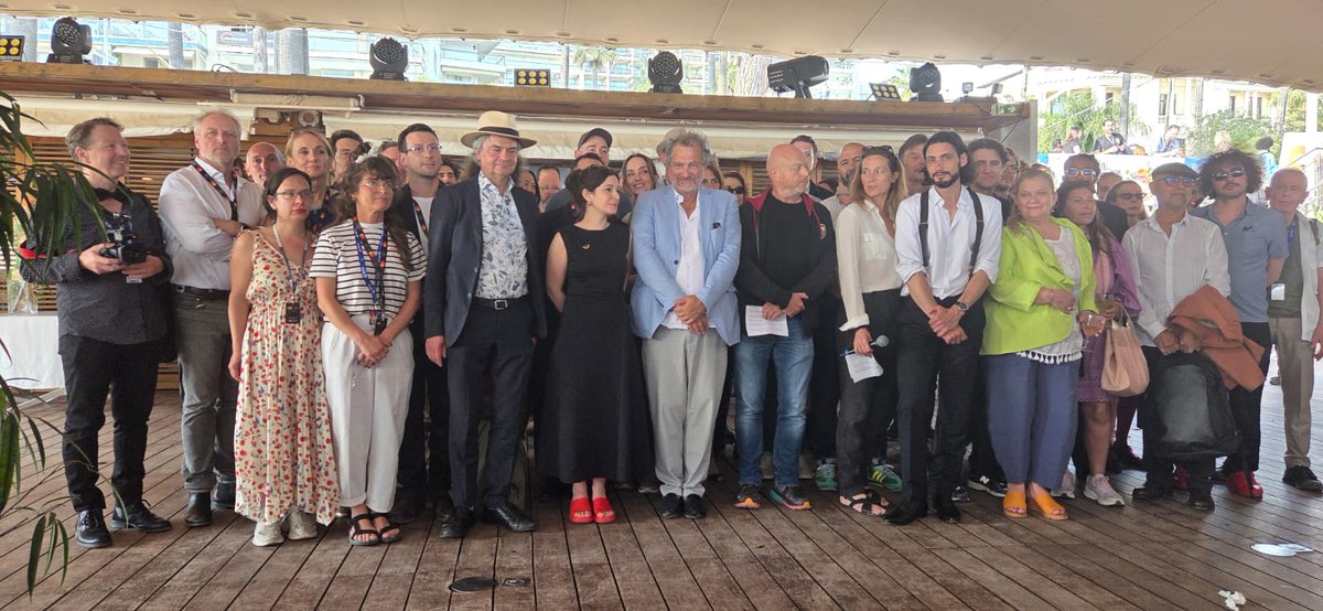 📢  À Cannes, des cinéastes européens, dont <a href="/LaSRF1968/">LaSRF</a> et <a href="/L_ARP/">Cinéastes de L'ARP</a> , alertent sur une approche uniquement commerciale du cinéma par les institutions, et en appellent à refonder une Europe de la Culture.

👉boxofficepro.fr/cannes-2025-le…