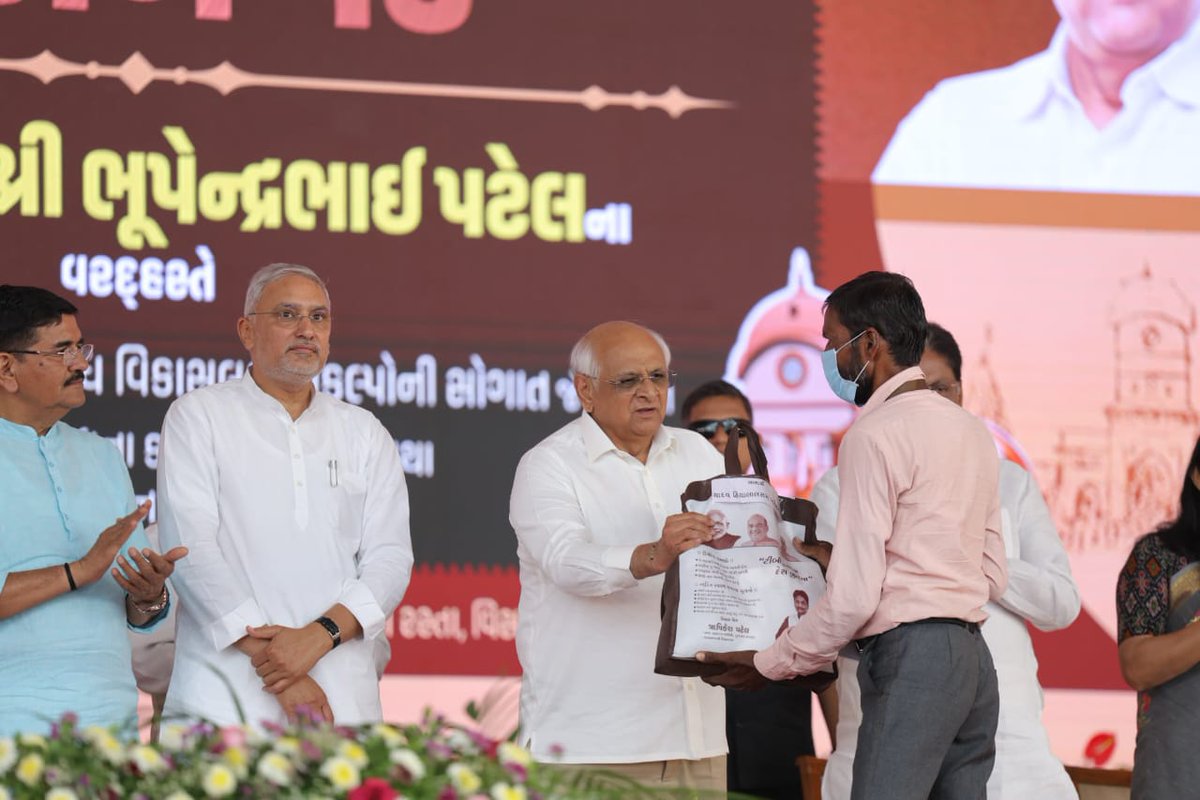માન.મુખ્યમંત્રીશ્રી ભુપેન્દ્રભાઇ પટેલના વરદહસ્તે મહેસાણા જિલ્લાના વિસનગર ખાતે ટીબી નિર્મુલન અભિયાન અંતર્ગત "નિક્ષય પોષણ કીટ" તથા સગર્ભા મહિલા અને ધાત્રી માતાઓને પોષણ કીટનું વિતરણ કરવામાં આવ્યું.
<a href="/CMOGuj/">CMO Gujarat</a> <a href="/GujHFWDept/">GujHFWDept</a> <a href="/infomahesanagog/">Info Mahesana GoG</a>
<a href="/CollectorMeh/">Collector Mehsana</a> 
<a href="/irushikeshpatel/">Rushikesh Patel</a> 
<a href="/WCDGujarat/">Women & Child Development, Govt of Gujarat</a>